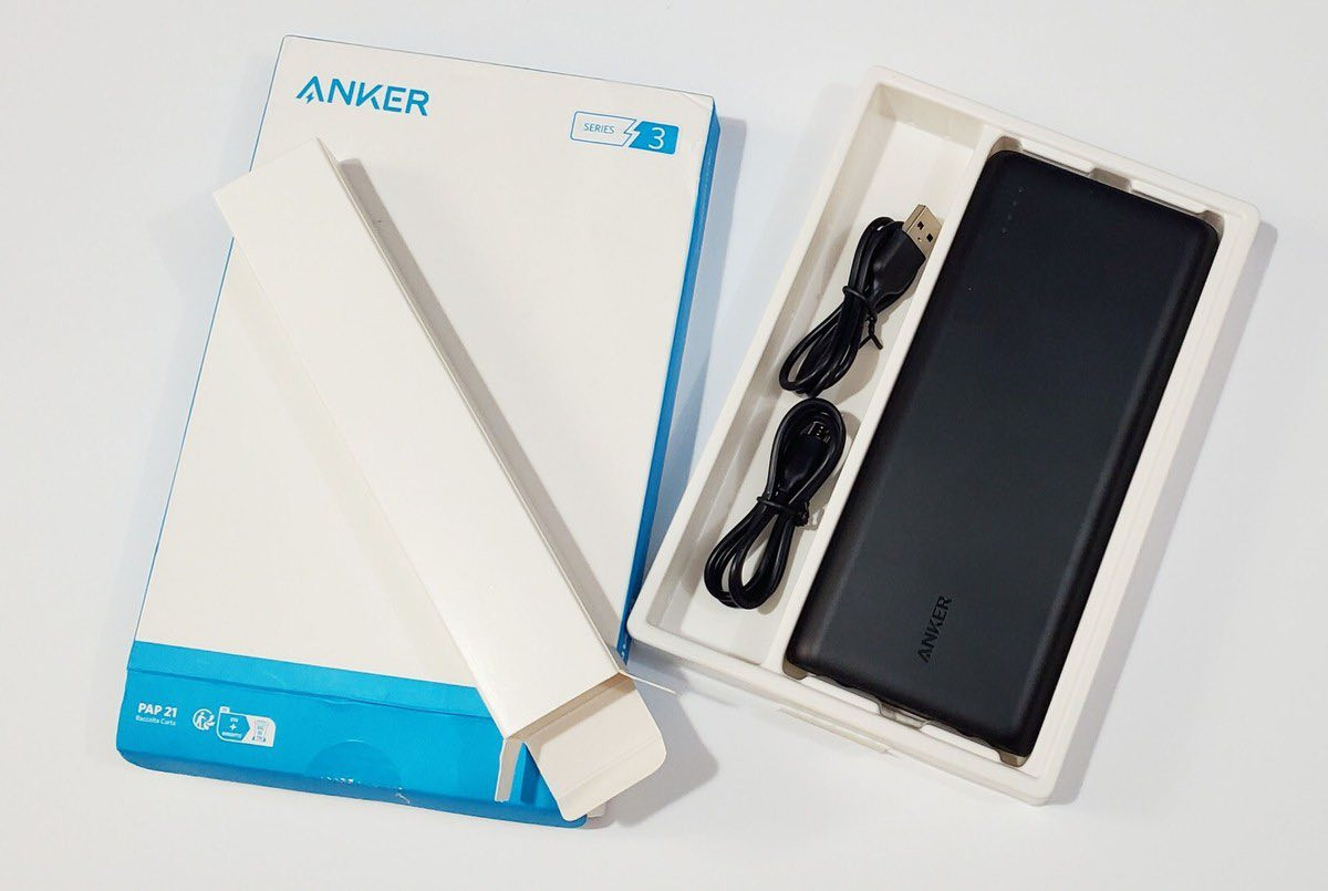 باور بنك أنكر الأصلي الماني وزن ثكيل وحجم عملاق 
بسعة ضخمة (Anker PowerCore 26800mAh)
لكل من يبحث عن الطاقة اللامتناهية أثناء السفر والرحلات، معروض للبيع باور بانك Anker Series 3 الأصلي بحجمه العملاق وأدائه الجبار.✨ 
أبرز المواصفات والمميزات
سعة هائلة: 26,800 مللي أمبير  96.48 واط
يكفيك لشحن هاتفك لأكثر من أسبوع.3 منافذ شحن: إمكانية شحن 3 أجهزة ذكية في وقت واحد بكفاءة عالية.سرعة شحن مضاعفة: مدعم بتقنيات PowerIQ و VoltageBoost الحصرية لشحن أجهزتك بأقصى سرعة آمنة.إعادة شحن سريعة جدًا: يحتوي على منفذي إدخال (Dual Micro-USB) لإعادة شحن الباور بانك نفسه خلال 6 ساعات فقط (أسرع بمرتين من الشواحن العادية).أمان متكامل: نظام MultiProtect لحماية أجهزتك من التيار الزائد والحرارة المرتفعة.🔋 قدرة الشحن التقريبية:شحن هواتف الآيفون حتى 6 مرات كاملة.شحن هواتف سامسونج جالكسي أكثر من 5 مرات.شحن الأجهزة اللوحية (الآيباد) أكثر من مرتين

السعر 45 مع توصيل الحجز والاستفسار خاص 
او راسلنا واتساب ***********
