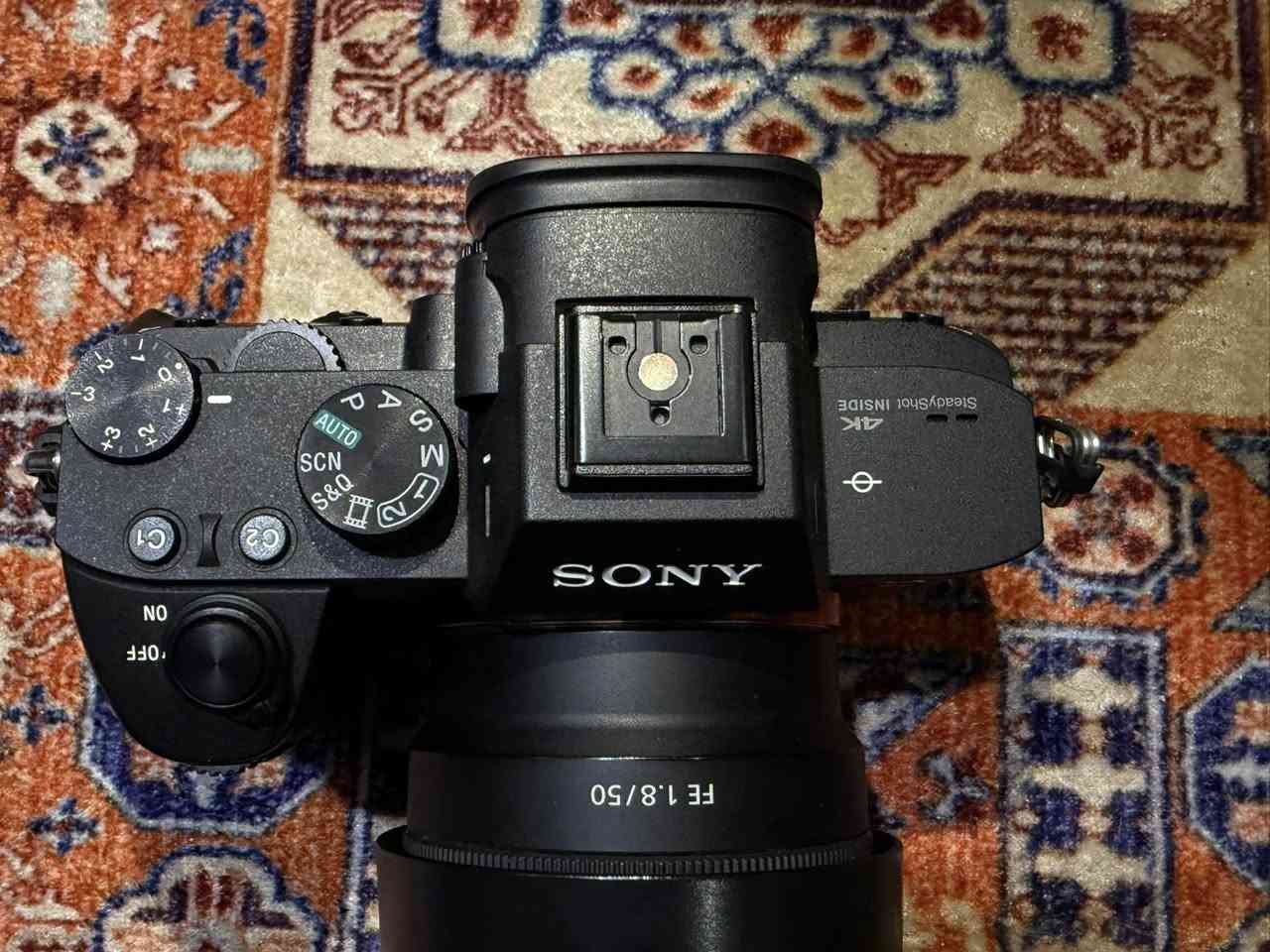سوني a7 iii
مع الكارتون 
استخدام قليل جداً 
نظافة ٩٩٪؜ 
السعر ١٣٠٠ وبيها مجال 
للتواصل 
***********
