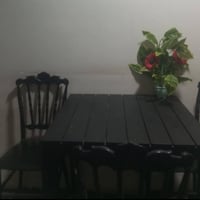 ميز طعام • ٢ كراسي خضر • ناصرية مركز