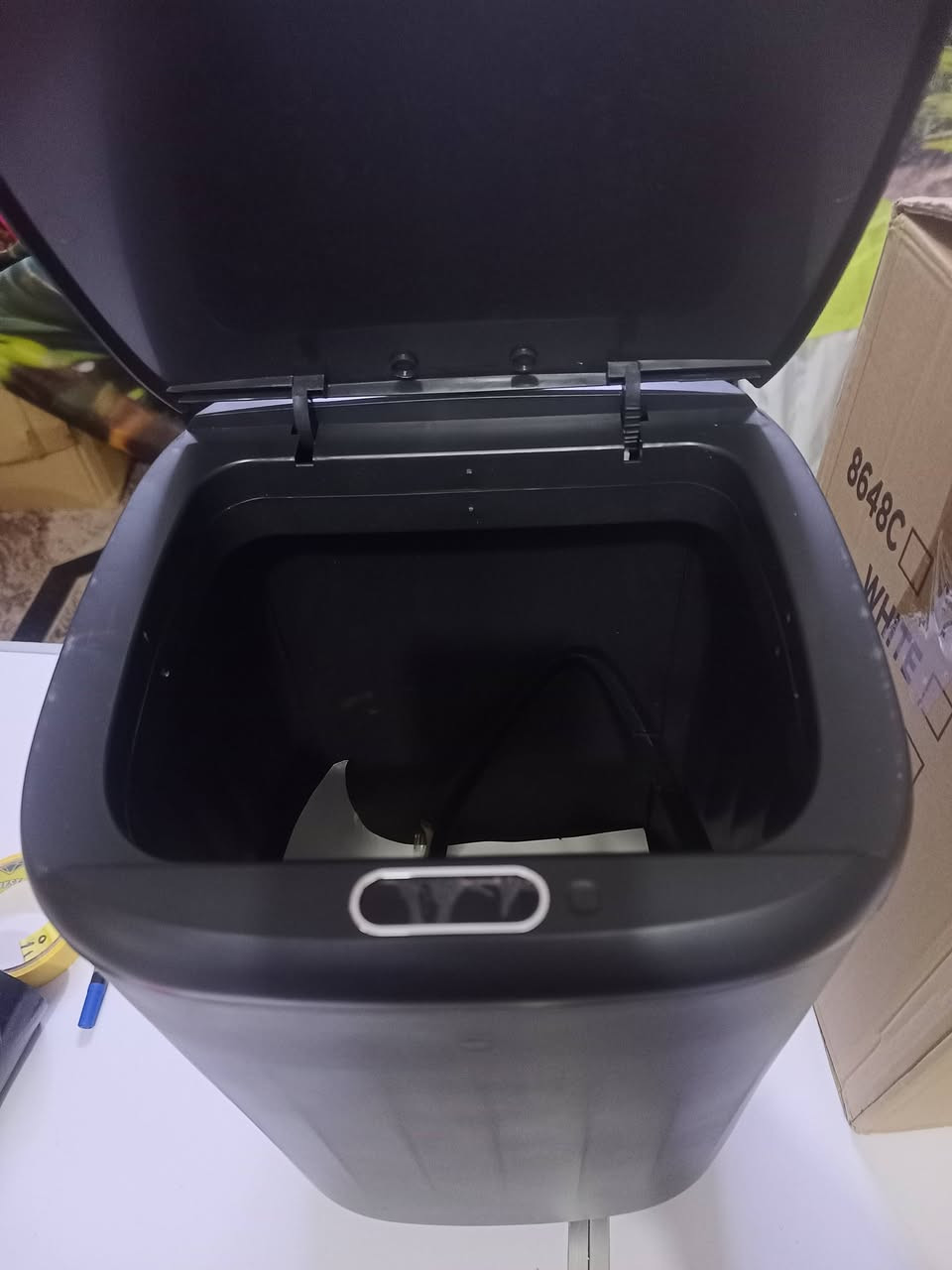 +1
هذه حاوية نفايات ذكية تعمل بالكهرباء. 
تتميز بفتح وغلق الغطاء تلقائياً باستخدام مستشعرات الحركة لتجنب اللمس.
تصميم عصري يناسب غرف النوم، المكاتب، أو المطابخ.
تعمل عادةً بالبطاريات لسهولة التنقل والاستخدام.
تساعد في الحفاظ على النظافة ومنع انتشار الروائح بفضل تصميمها المغلق.
القياس 36/25
السعر 10 الف


**إذا كنت صاحب هذا الإعلان وتريد حذفه لأي سبب، رجاءا أرسل رسالة إلى الدعم الفني**