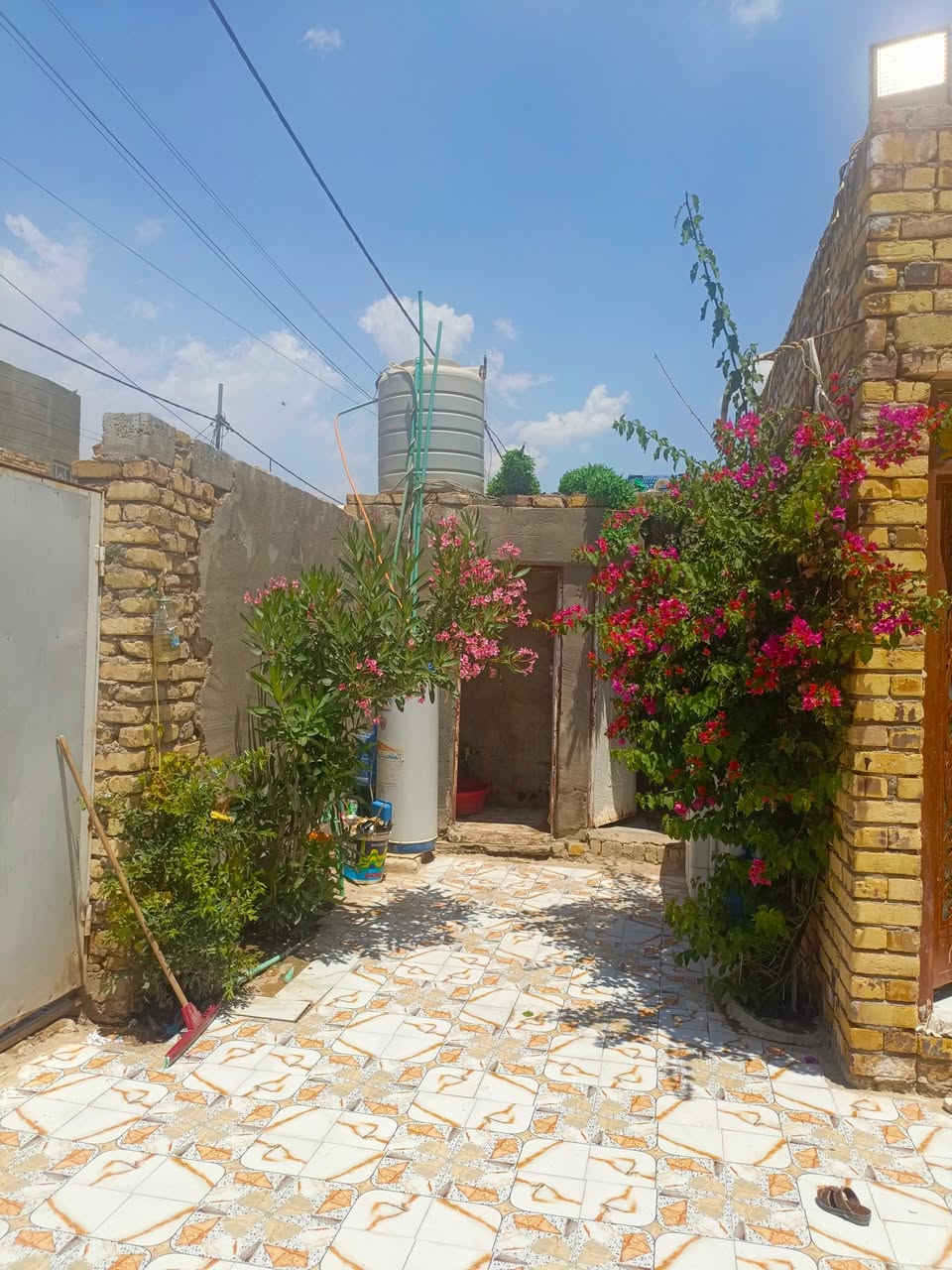 سلام عليكم بيت للبيع في حي لعسكري لثانيه قرب لمشروع 200متر طابو صرف بناء طابوك بي غرفتين وصاله ومطبخ وبراني لسعر 73وبي مجال بيع مستعجل سعر عرصه ***********
