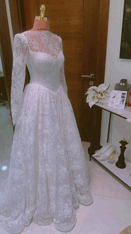 فستان زفاف دانتيل فاخر – قصة أميرات
فستان زفاف أنيق بتصميم رومانسي ناعم، مصنوع بالكامل من دانتيل فاخر بنقشة راقية. يتميز بقصة أميرات (A-line) تبرز الخصر وتنزل بتنورة منفوشة بخفة وأناقة. الصدر بقصة قلب (Sweetheart) مغطى بدانتيل شفاف لإطلالة أنثوية راقية، مع أكمام طويلة من الدانتيل تضيف لمسة فخامة واحتشام.
الفستان مبطن بشكل مريح، والتنورة متعددة الطبقات تعطي حركة جميلة بدون ثقل. تصميم كلاسيكي ناعم يناسب العروس الباحثة عن الأناقة الهادئة والبساطة الفاخرة.
المواصفات:
القصة: أميرات (A-line)
القماش: دانتيل فاخر كامل
الأكمام: طويلة دانتيل
الصدر: قلب مع دانتيل شفاف
اللون: أبيض / أوف وايت
الستايل: رومانسي – كلاسيك – ناعم
أسويه أقصر للإنستغرام
أو لهجة تجارية أكثر (يشجع على الشراء)
القياس يلبس قياس ٣٨ و٤٠ الخصر بارز
مع طرحه ٣ طبقات كاتدرائيه

للاستفسار اكثر 
واتساب
***********
