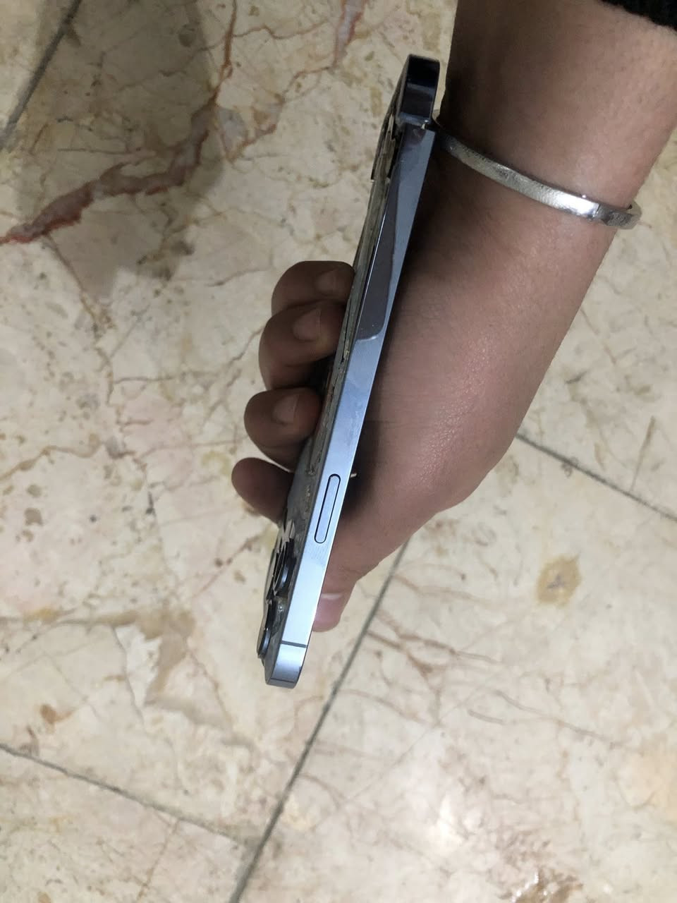 السلام عليكم

ايفون ١٣برو ماكس يفيد اهل الصيانه

متضرر مثل ما واضح بل صوره

الضرر فقط شاشه والبورد والشاصي

اما البقيه فكله عله حاله الوكاله فيس ايدي شغال وكاميرات كله شغال ما عدا الضرر الي ذكرته 

والذاكره ٥١٢مالته

العنوان مدينه الصدر 

الرقم ***********

السعر ٧٥الف وبي مجال
