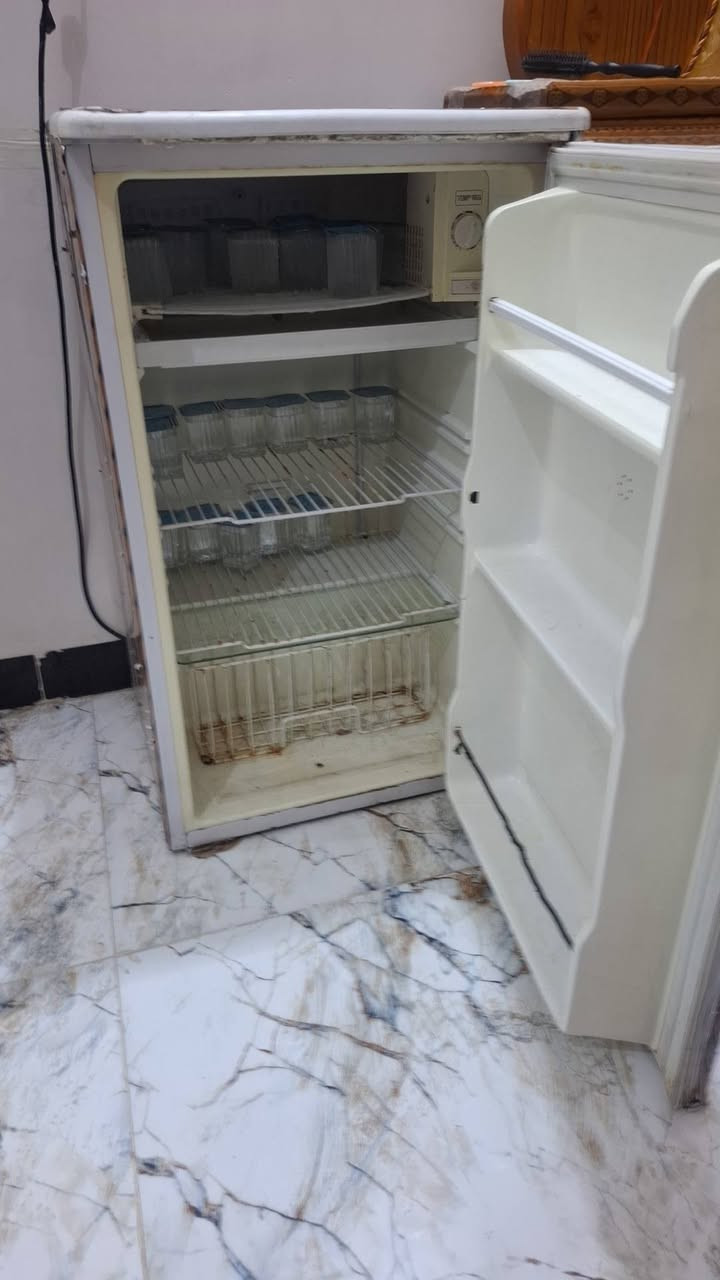 ثلاجة للبيع السعر ٥٠
الاتصال ***********
