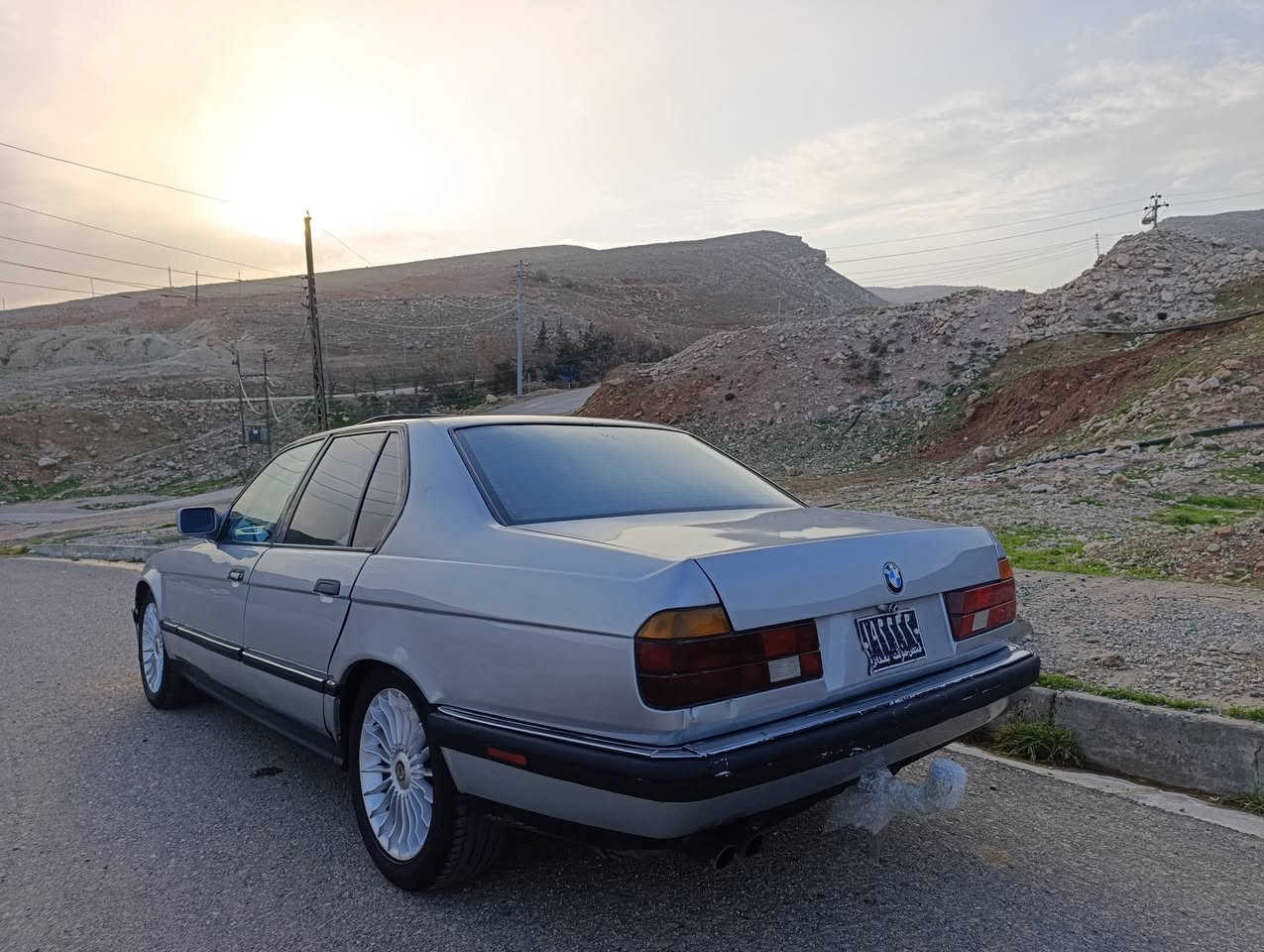 بەناوی خودای گەورەو میهرەبان BMW 730i مۆدیل 1991 ئـاڕم پلاستیک سلێمانی *********** فولە بەس تۆماتیک نیە سڵایت چوارجام کارەبا 7کەللە تەبریت بەس کۆمپلێسەری نەقسە ناو دەشبول کامل ئیش ئەکا لایت ئەڵقە پێشی کرایتە سپۆرت تەقەو ڕەقەی نیە دەمولێدراوی نیە ناوغورفەی لۆک  گێڕو مەکینەی بەشەرت ئاڕمو ئەوەلیاتو بڕانەوەی بەشەرت سعری 35 وەرەقەو کەمێک مەجال شوێن کۆیە ***********
