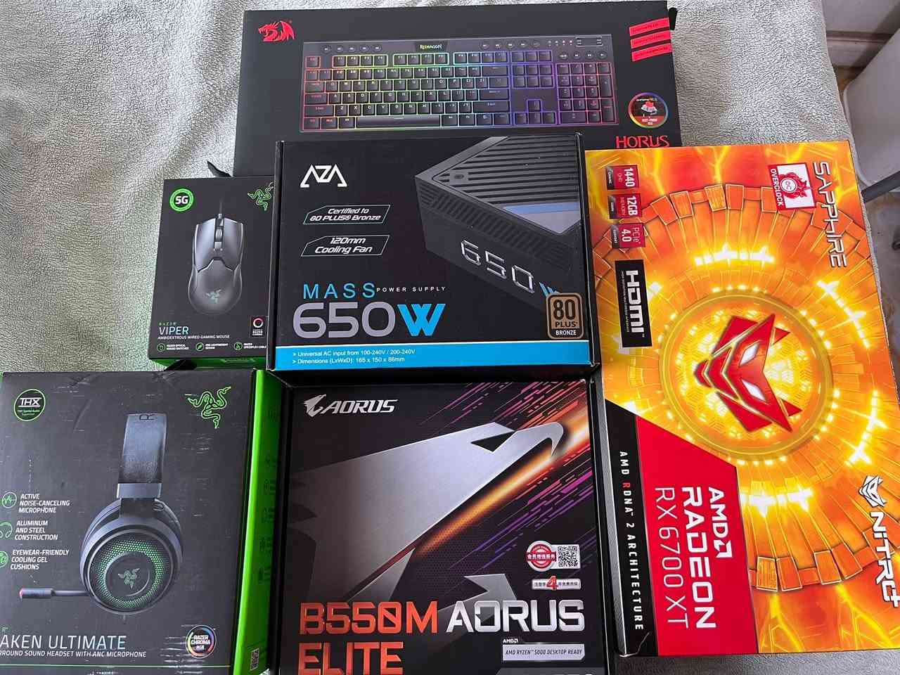 السلام عليكم
الاستعمال اربع اشهر  
السعر : 1695000
المواصفات
📍كارت شاشه Nitro+ AMD Radeon RX 6700 XT (12GB)
📍معالج cpu AMD Ryzen 5 5600X
📍رامات RAM T-Force 32G     4x8   ddr4
📍بور سبلاي AZZA MASS 650W
📍لوحته الام GIGABYTE B550M AORUS ELITE AM4
📍شاشه ASUS TUF Gaming 27" 2K HDR Gaming Monitor (VG27AQ) - QHD (2560 x 1440), 165Hz (Supports 144Hz), 1ms, Extreme Low Motion Blur, Speaker, G-SYNC Compatible, VESA Mountable, DisplayPort, HDMI,Black

📍كيبورد Redragon K618 HORUS Wireless وتكدر تستخدم واير 
📍سماعه Razer Kraken Ultimate
📍ماوس Razer Viper
📍ماوس باد


**إذا كنت صاحب هذا الإعلان وتريد حذفه لأي سبب، رجاءا أرسل رسالة إلى الدعم الفني**