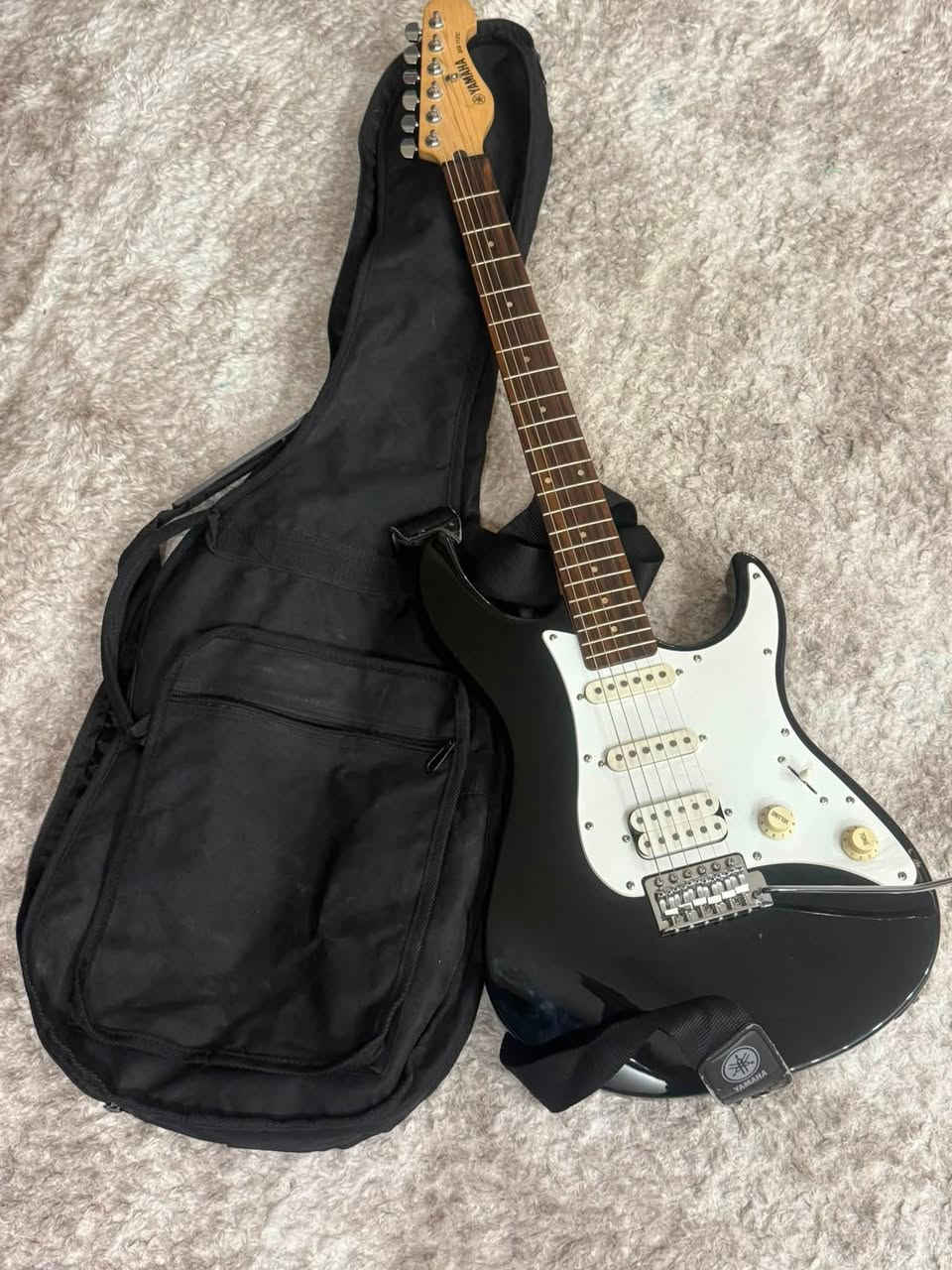 للبيع غيتار Yamaha EG112 مع أمبليفاير Yamaha GA-15 الأصلي، بالإضافة إلى Yamaha Auto Tuner، بحالة ممتازة جدًا واستخدام خفيف.

محتويات الطقم:
✅ غيتار Yamaha EG112.
✅ أمبليفاير Yamaha GA-15.
✅ Yamaha Auto Tuner.
✅ الكارتون الأصلي للأمبليفاير.

الحالة:
✔️ جميع القطع تعمل بكفاءة.
✔️ نظيفة ومحافظ عليها.
✔️ مناسبة للمبتدئين والمحترفين والتدريب المنزلي.

💰 السعر: 350,000 دينار عراقي (قابل للتفاوض بالمعقول).

📍 الموقع: البصرة


**إذا كنت صاحب هذا الإعلان وتريد حذفه لأي سبب، رجاءا أرسل رسالة إلى الدعم الفني**