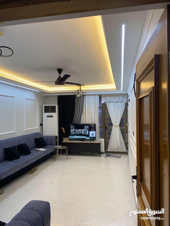 دار مساحته 75متر في حي اور 600 موقع مميز يحتوي على كراج واستقبال ومطبخ حار وبارد و4حمامات و3غرف يحتوي على ثلاث طوابق للاستفسار الاتصال على الرقم 
***********
