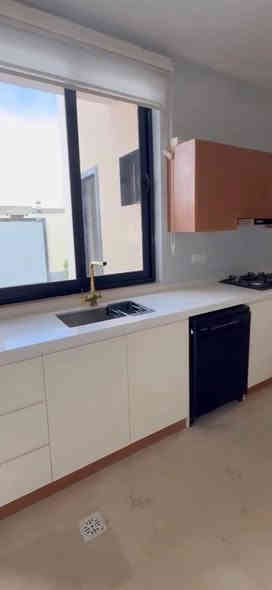 يتوفر لدينا دور في مجمع الشمس السكني.
🐦‍🔥🐦‍🔥🐦‍🔥بلوك5  موقع مميز 
الواصل 50  مليون 
تفاصيل المنزل:
المساحة: 200 م² (طابق واحد)
العنوان المجمع : النجف الأشرف - مجاور مدينة العلم

مواصفات المنزل:
• غرفة نوم عدد 2
• حمام عدد 2
• مطبخ
• غرفة معيشة
• غرفة ضيوف 
• حديقة + كراج
للاستفسار التواصل واتس ***********. ابوحسين الابراهيمي
