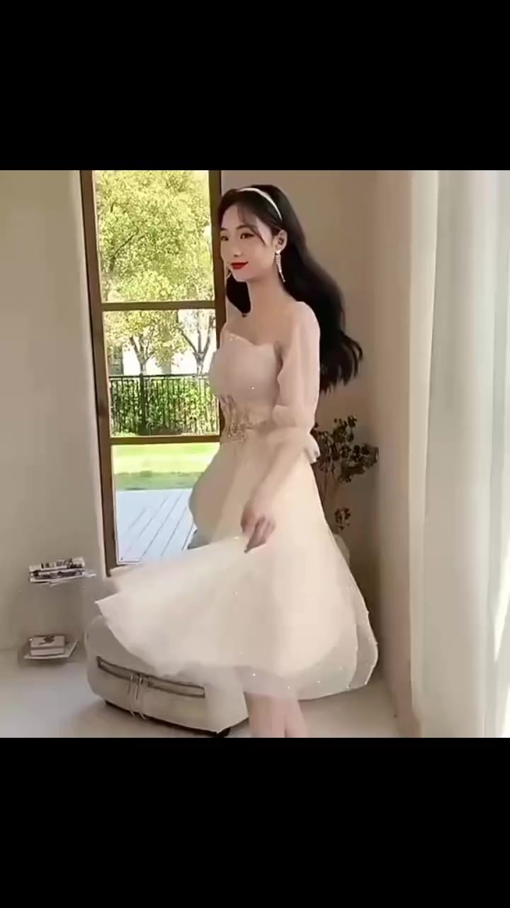 ✨ تألقي بإطلالة ساحرة ومختلفة في مناسبتك القادمة! ✨
​فستان سهرة بتصميم كوري ناعم، يجمع بين الرقة والفخامة. 🌸
يتميز بأكمام أورجانزا شفافة ومنتفخة، مع تطريز ذهبي دقيق وفخم على الخصر يبرز جمال الإطلالة. مثالي جداً للخطوبة أو حفلات الزفاف!
​👗 تفاصيل القطعة:
​قماش خفيف، انسيابي، ومريح جداً في اللبس.
​قصة عصرية تناسب أصحاب الذوق الراقي والمميز.


**إذا كنت صاحب هذا الإعلان وتريد حذفه لأي سبب، رجاءا أرسل رسالة إلى الدعم الفني**