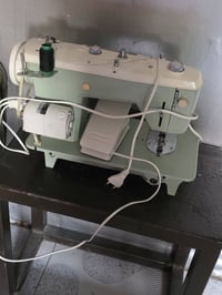 لبيع مكينة خياطة بلاذر يابانيه مستعمله كلش قليل نضيفه كلش عنوان بغداد ...