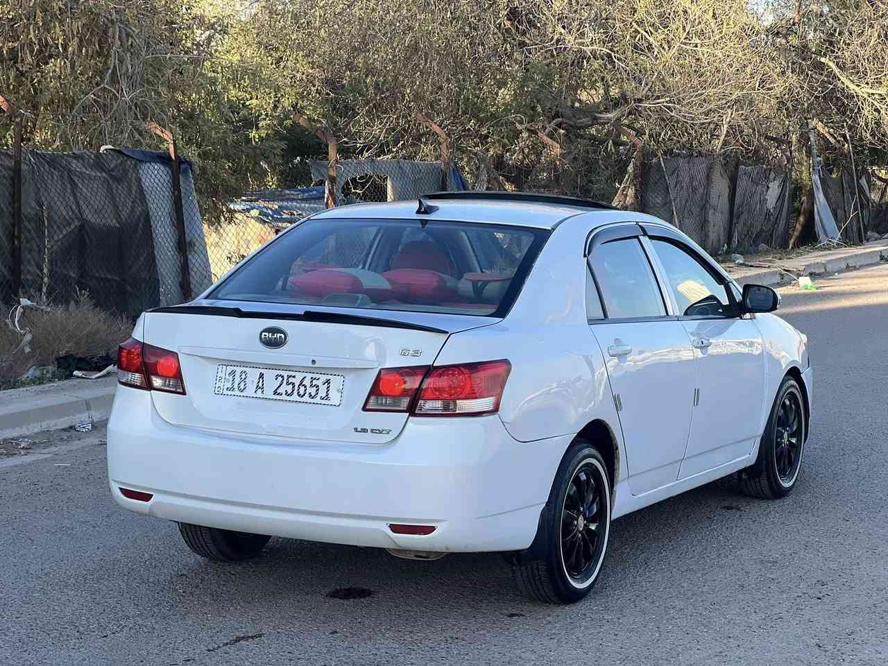 سلام عليكم
بي وايدي موديل 13 
فول مواصفات 
فتحة بصمة تشغيل عن بعد 
صدر امامي خلفي جديد 
تخم تاير جديد كلشي بيها شغال بدون نقص 
كير جديد محرك جديد 
تراي من زاخو للفاو 
شاشه جبيره 
تبريد تدفئة شغال 
بيها يبغ تلكيط خياسات 
سعر 52 وبيها مجال بسيط 
ماكني بغداد اليرموك 
 ***********
