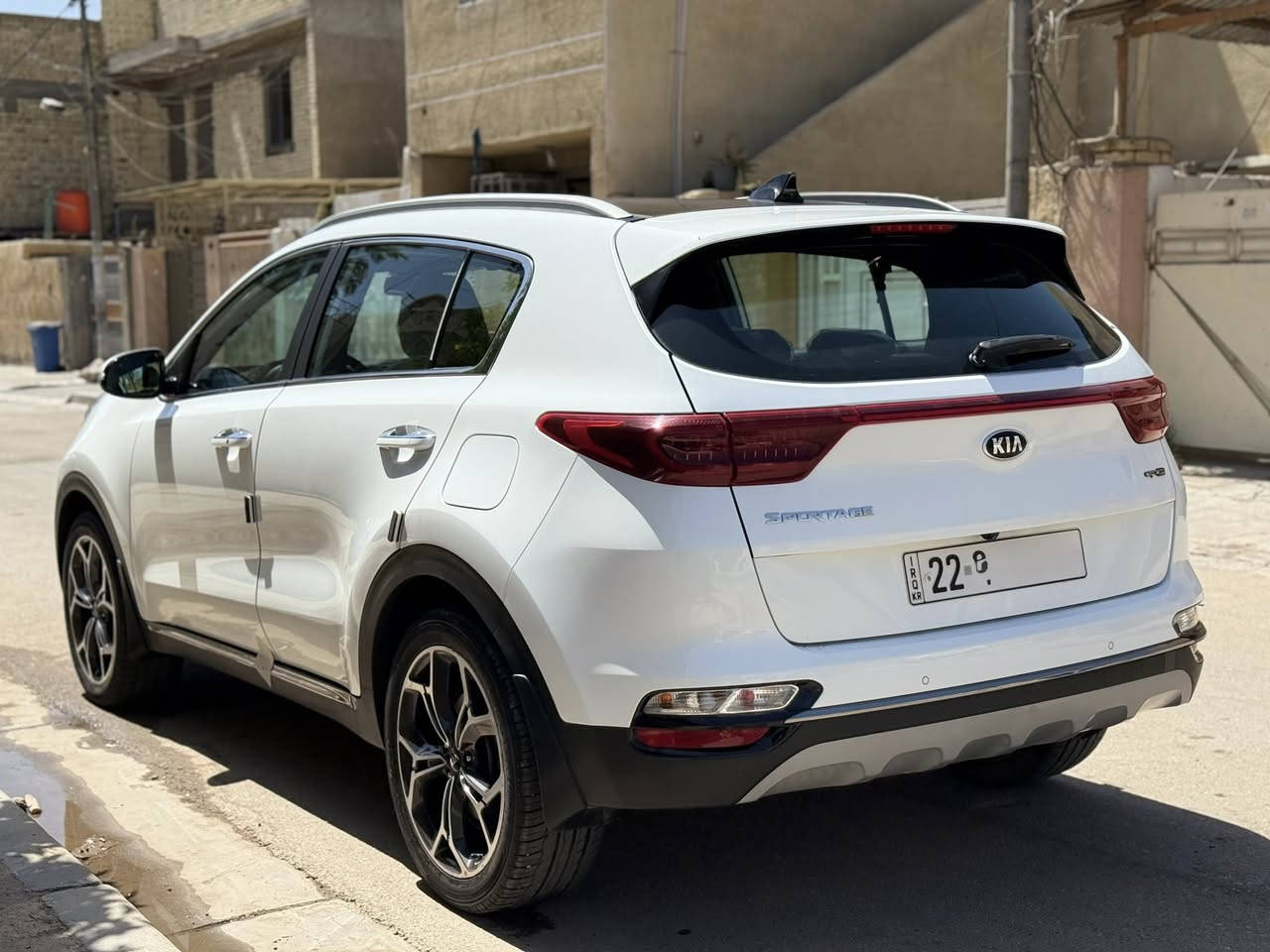 🚗 للبيع: كيا سبورتج GT-Line موديل 2019 (فول مواصفات)
سيارة نظيفة جداً وبحالة الوكالة، مال بيت واستخدام خفيف. السيارة فئة GT-Line يعني أعلى مواصفات بالسبورتج وجاهزة من كلشي.
📊 تفاصيل السيارة:
 الموديل: 2019
 العداد: 44 ألف كم بس
 الرقم: أربيل (السنوية والهزة كله جديد وجاهزة للتحويل).
 الوضعية: مكفولة من كلشي (كير، محرك، شاصي، وبودي) وشرط الفحص وين ما يعجبك.
✨ مواصفات الـ GT-Line (الفول):
 السقف: بانوراما بالكامل.
 الكراسي: جلد GT-Line تطريز بلادي، تحكم كهربائي.
 اللايتات: فول LED أمامية وخلفية، مع كشافات الضباب الرباعية الشهيرة 
 الويلات: ويل حجم 19 إنش المميز مال فئة الجي تي لاين.
 الشاشة: شاشة جبيرة بلادية تدعم كاميرا خلفية واضحة جداً + نظام Apple CarPlay و Android Auto.
 البصمة: بصمة تشغيل وبصمة أبواب.
 (الصندوق) كهربائي
 أنظمة القيادة: تحكم ستيرن كامل، مثبت سرعة، وأنظمة قيادة متعددة (Eco, Sport, Normal).
 حساسات: حساسات أمامية وخلفية بلادية.
 تبريد مركزي قطعتين ثلج، مرايا جانبية شفط كهربائي، وباقي المواصفات المعروفة لهالفئة.
📞 السعر والتواصل:
 السعر: عند الاتصال (ما نقصر ويا الطيب والجاد).
 مكان السيارة: بغداد -].
 للاستفسار والتواصل: ***********
