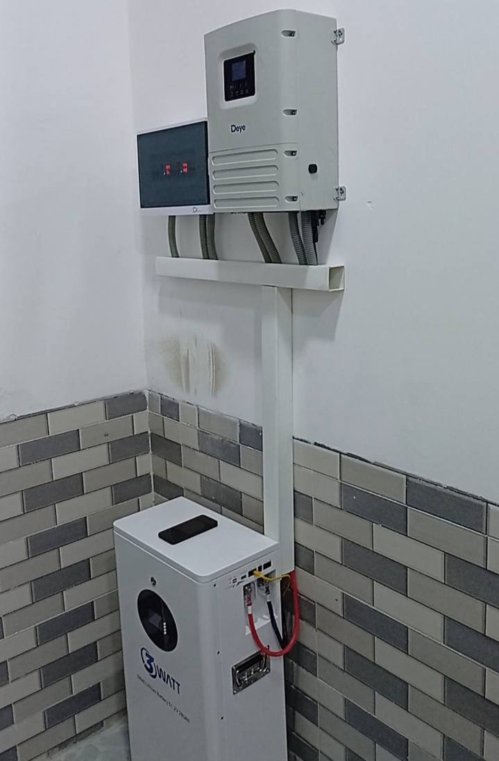 (#المصداقيه_اساس_النجاح)
شركة الابداع التقني للطاقة الشمسيه  المتجددة بكوالتي ومواد عالية الجودة  _اخـــتـــيارك_الأمـــــثل

تم بحمد الله تنصيب منضومة
 
الحويجة قاطع الحلوات 
  16امبير نهاري 
15امبير ليلي 

4.✅بطاريات (3WnTT)ضمان 7 سنوات 
عمر أطول وأكثر أمانًا
فوسفات الحديد الليثيوم من الدرجة A+ من EVE.
نظام إدارة البطارية مع حماية متعددة المستويات.
2. ✅سهل التركيب والاستخدام
التطبيقات: السكنية، والتجارية، والصناعية، والأنظمة خارج الشبكة، والربط بالشبكة، والاستهلاك الذاتي.
متوافق مع جميع محولات الجهد 48 فولت التي تدعم بطاريات فوسفات الحديد الليثيوم (LFP).
3.✅ مرن وقابل للتوسيع
تصل سعة الطاقة للنظام إلى 229 كيلوواط ساعة، وذلك عند تشغيل ما يصل إلى 16 وحدة بالتوازي.

4.✅ الامتثال
UN38.3، MSDS، CE-ROHS، IEC-61000.

5.✅ كثافة طاقة أعلى
تشغل البطارية مساحة أقل وتبلغ كثافة الطاقة فيها 166 واط/ساعة لكل كيلوغرام.

انفرتر ديا (Deye) هو جهاز محول طاقة هجين ذكي يدمج وظائف الطاقة الشمسية وإدارة البطاريات وشبكة الكهرباء، يتميز بالمرونة في العمل On-Grid (متصل بالشبكة) أو Off-Grid (مستقل)، يدعم مصادر طاقة متعددة، ويوفر تحويلًا سريعًا للطاقة، مع شاشات لمس ومراقبة عن بعد وحماية متقدمة، مناسب للاستخدامات السكنية والتجارية لتوفير طاقة نظيفة ومستقرة، مع القدرة على تقسيم الأحمال وتوسعة النظام. 

✅إخراج موجة جيبية نقية.
✅ثلاثة أنواع من وضع الشحن.
✅نوعان من وضع إخراج التيار المتردد.
✅يعمل مع أو بدون بطارية.

✅الواح شمسية  سعة 615 واط وجهين بازبار16( لونجي)   #ضمان_15سنه_وتشغيل_30_سنه

 

🔆كادر مختص م̷ـــِْن المهنديسن بافضل وادق الاجهزة 

المكونات 👇
⭐️قواعد حديد مغلون 
⭐️اسلاك خاصة بالتيار المستمر DC 
⭐️اسلاك خاصة بالتيار المستمر DC
⭐️قواطع خاصة بالتيار المستمر DC 
⭐️توصيلات MC4 
⭐️اجهزة الحماية
ــــــــــــــــــــــــــــــــــــــ
علمآ شركتنا تعمل في جميع المحافظات 
ضمانات حقيقية 
صيانة مجانية 
#للتواصل والاستفسار اكثر يرجى الاتصال عبر الارقام التالية

آسيا *********** احمد

 
زين. ***********واتساب

‏‪كورك *********** 

#الوا  #بطاريات #انفيرتر #العراق #موصل #كوير #مخمور 
#بغداد #كركوك #الحويجة #الشرقاط #قراج #تلعفر #ربيعة
#ناحية_العباسي #الشورة #حمام_العليل #خبات #اسكي_موصل #كلك #كركوك #حي_النصر #ناحية_الشوره #ملا_عمر#وردك
