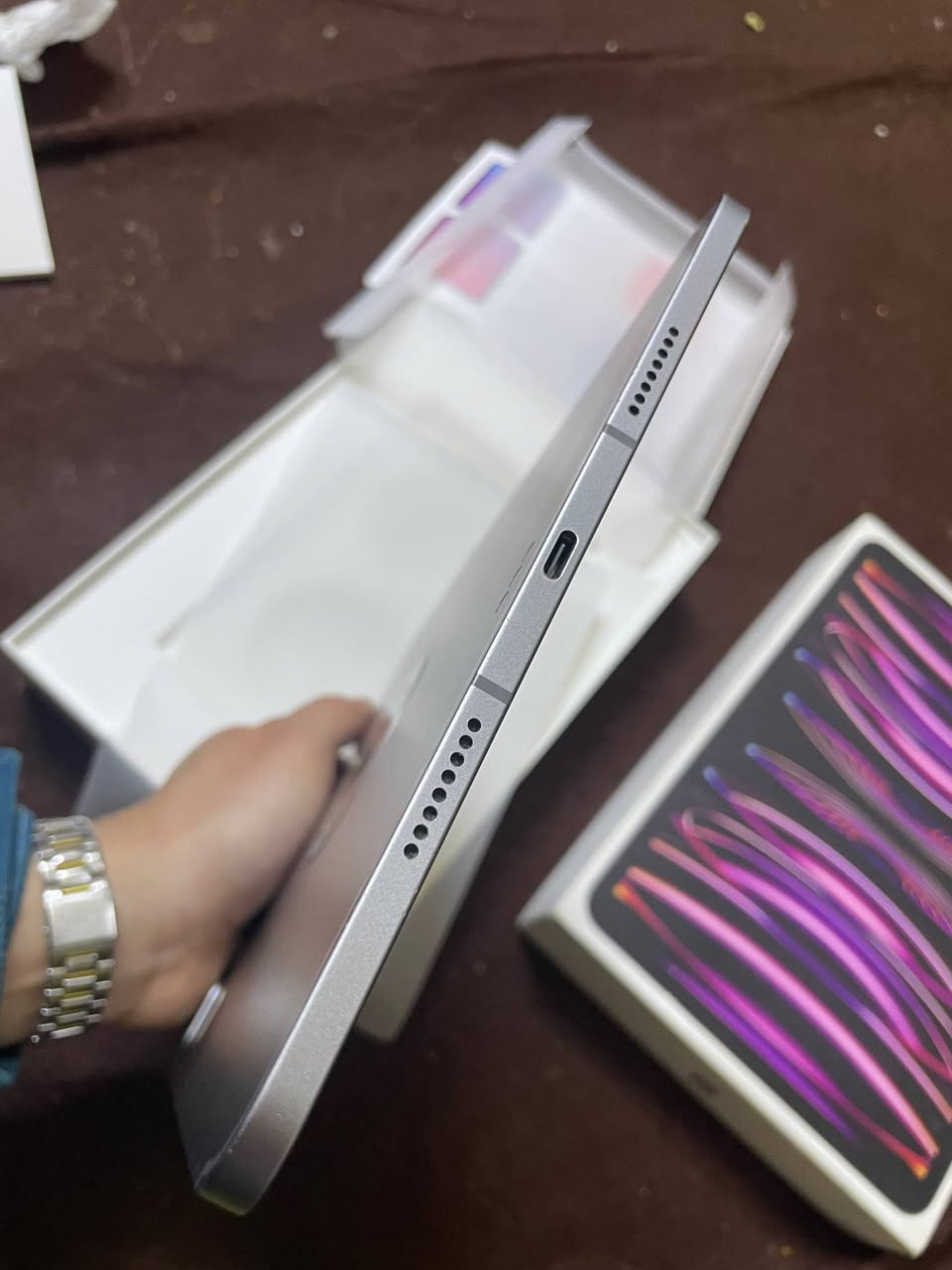 ايباد برو M2  256اعلى فئة ابو سيمكارت يعني يدعم سيمكارت
جهاز مشتري جديد ضمانه نتها عندي بل 2024 تلفون ميندل شارع مال بيت يعني مداخل صيانة ولا بي اي شي مكفول ممبدل اي شي بي
مكاني بغداد الحسينية 
***********
سعر 850
