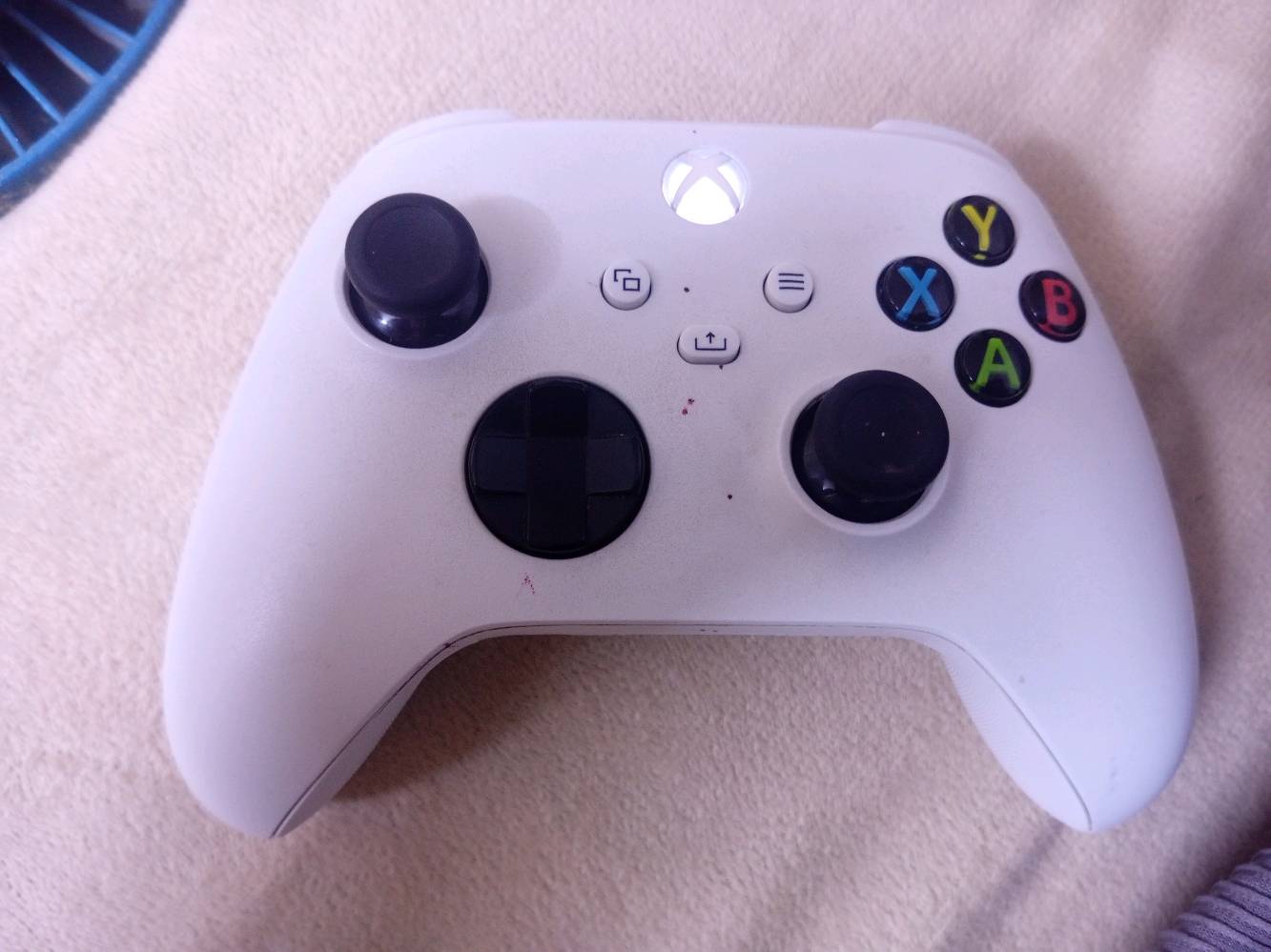 السلام عليكم
يدة اكس بوكس سيريس اس اصليه ونضيفه ومابيها اي تصلح وما مفتوحه بيها بس طخات بسيطه مال قلم جاف فقط، ابيعها جوة السوك ب45 قفل 
مكاني بغداد الزعفرانية 
***********
تواصل
