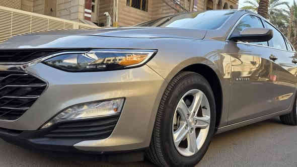 السلام عليكم . شيفروليه ماليبو LT موديل 2024 دخول جديد (ماشيه 24 الف بعدها على وضع امريكا مماشيه بالعراق فقط 2000) السياره اني مستوردها كلين فقط دعاميه صبغ ... مكفوله من التبديل والبارد والصبغ والتكحيل وشرط الفحص . من اجدد وانظف الماليبو الي دخلن للعراق ماكو بنظافتها .. صور الحادث مرفقه بالمنشور .. دخول جديد رقم اربيل سنويه بأسميي
المواصفات : فئة LT
 • المحرك: 1.5 توربو (1500 CC)
 • ناقل حركة أوتوماتيك
 • بصمة تشغيل
 • تشغيل بصمة + دخول ذكي
 • حساسات خلفيه
• رادار امامي + تنبيه خروج عن المسار
 • شاشة لمس 8 إنش
 • كاميرا خلفية
 • بلوتوث + (أبل كاربلاي + أندرويد أوتو وايرلس)
 • هيتر كراسي 
 • كراسي كهرباء  
 • لدات LED نهارية وليلة
 • أنظمة أمان: ABS + الثبات الإلكتروني
السيارة نظيفة جداً ميحتاجلها دينار مصرف جاهزه من جميع النواحي . (اعتذر عن المراوس) مكان السياره بغداد السيدية .. السعر  اتصل وتدلل .  للاتصال ***********ا
