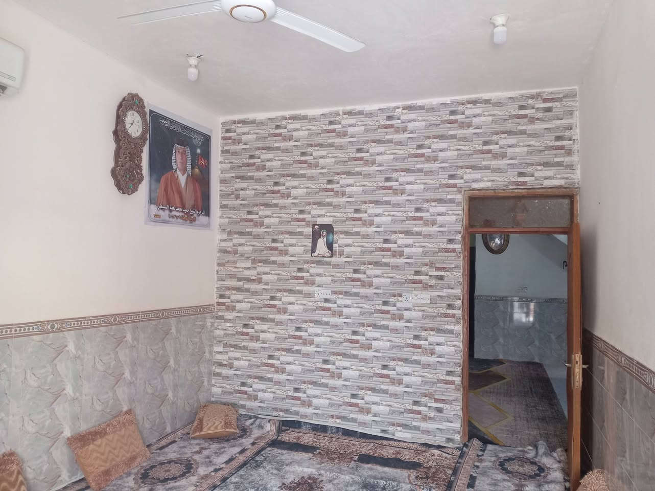 دار للبيع حي الحكيم مساحته ٢٤٠ غرفتين نوم وهول استقبال مطبخ بشارع اسواق البركه يبعدن عني الشارع ٣٠٠ الاتصال واتساب ***********
