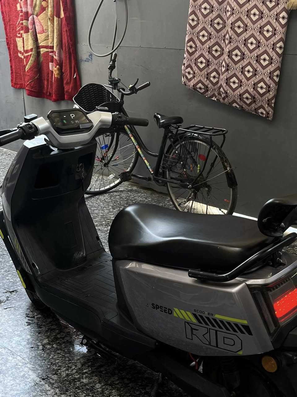 السلام عليكم دراجه شحن شركه speed ام عيون دراجه نضيفه استعمال شخصي بيها شخوطات بسيطه مال استخدام تمشي 45 كيلو الى 50 ب الشحنه الوحده 
مواصفاتها 
سرعه 50
شاحنتها الاصليه وياها وسويج وبصمه 
دراجه نضيفه استعمالي الشخصي من المعهد للبيت شوفت عينكم 
السعر 550 وبي مجال بسيط
مكاني بلديات ***********
