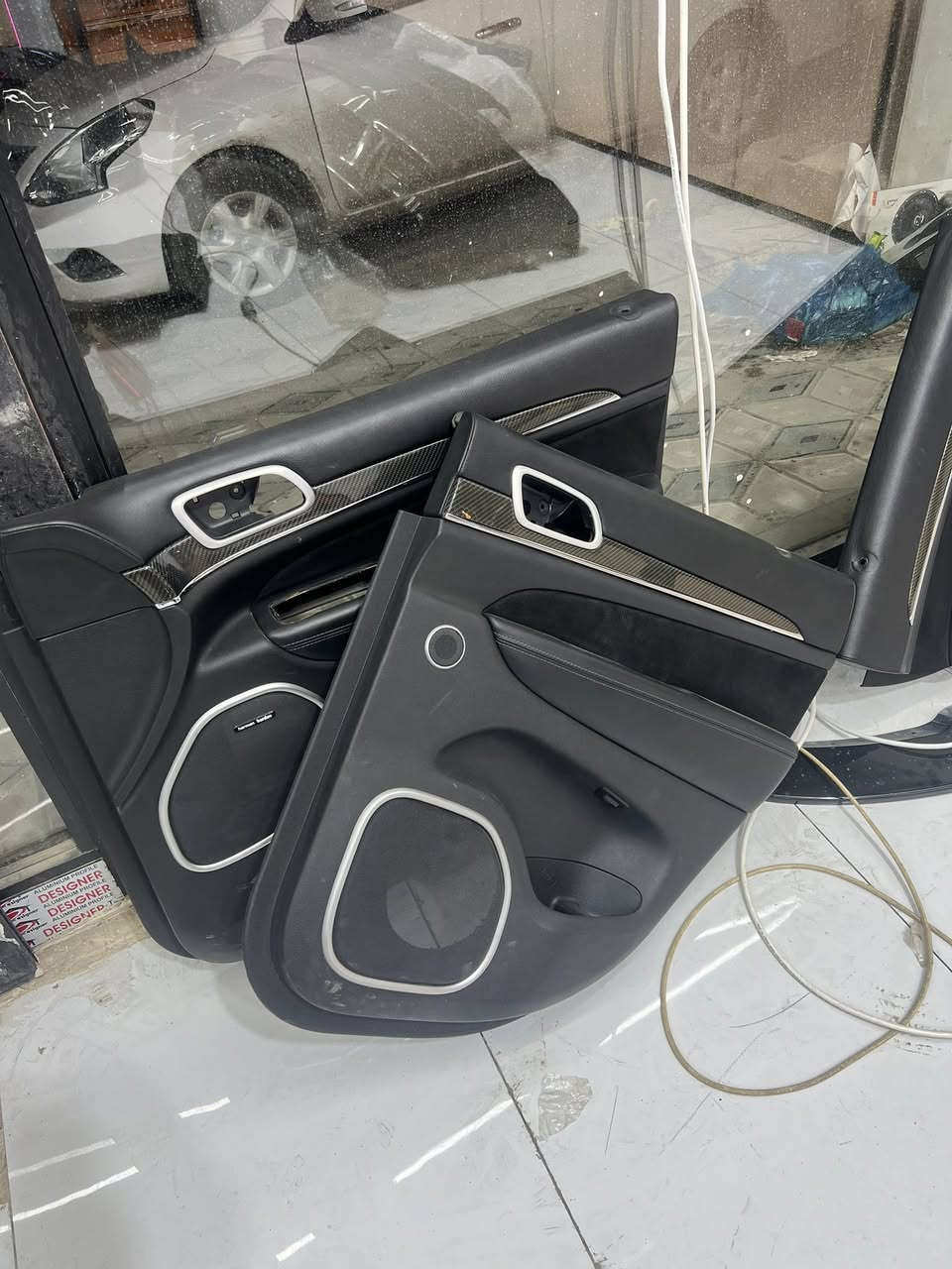 السلام عليكم تخم بطاين جيب srt كاربون جلد و كنتارا اسود للبيع و دعاميه اماميه تراك هوك كامله للبيع 
بغداد المنصور ***********
