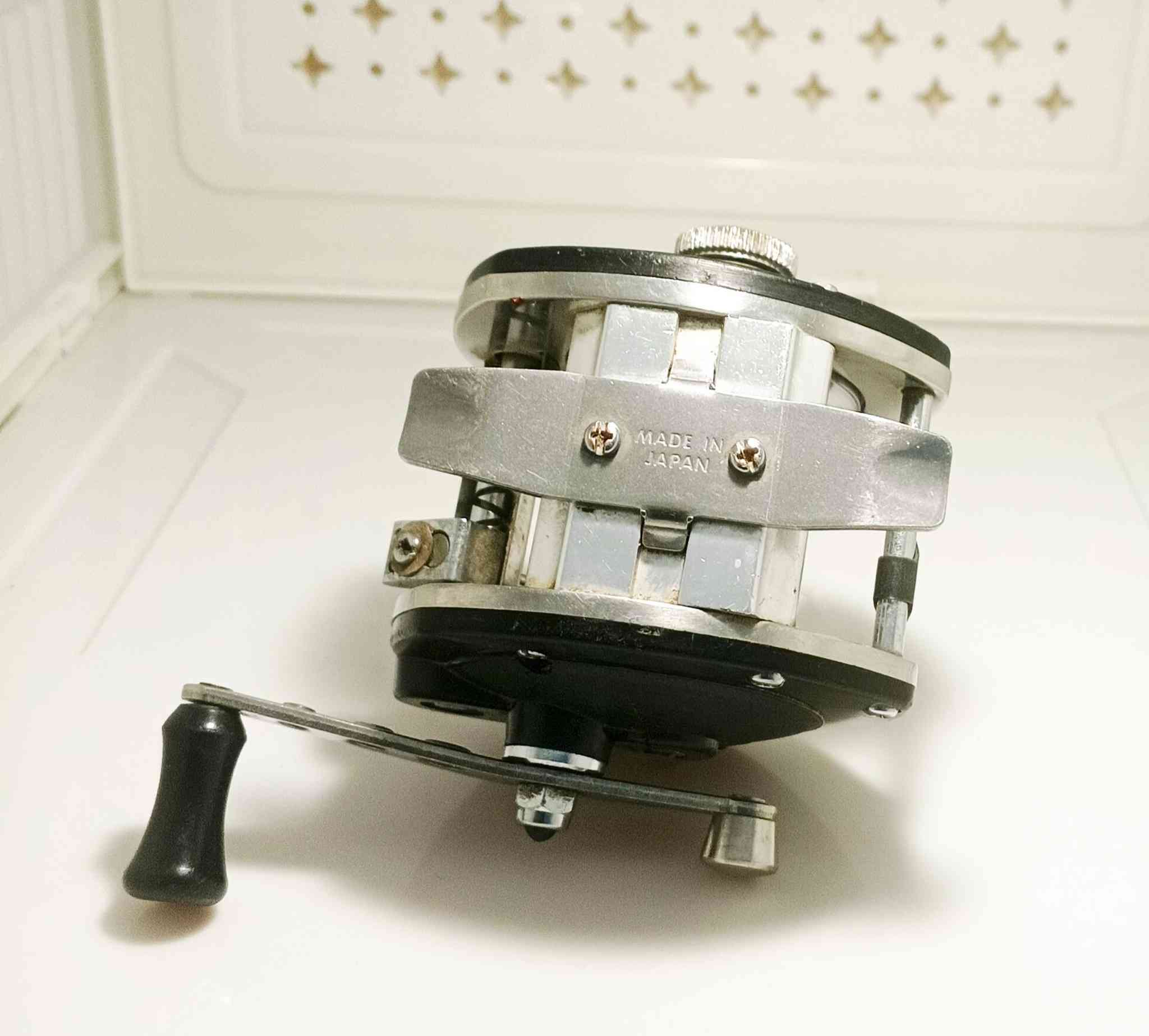 السعر // 25,000 // التوصيل مجاني 
Olympic Midget No. 2 LW-II (Made in Japan)
(بكرة أوليمبيك يابانية أصلية - الإصدار المطور)
------------------------
1- بلد المنشأ: اليابان (صناعة يابانية أصلية بالكامل).
2- نوع البكرة: بكرة صيد تقليدية (Conventional Reel) مخصصة للقوارب أو الصيد الثقيل.
3- هيكل متين: الجوانب مصنوعة من مادة "الباكلايت" القوية المقاومة للتآكل والأملاح.
4- نظام توزيع الخيط (Level Wind): مزودة بموزع خيط أوتوماتيكي لضمان ترتيب الخيط على "البكرة" ومنع التشابك.
5- معدن مقاوم للصدأ: المقبض والذراع مصنوعان من الفولاذ المقاوم للصدأ عالي الجودة (18-8 Stainless Steel).
6- بكرة التخزين (Spool): مصنوعة من الألمنيوم الخفيف والمتين لتحمل ضغط سحب الأسماك.
7- نظام التنبيه (Clicker): تحتوي على مفتاح جانبي لتفعيل صوت التنبيه عند سحب السمكة للخيط.
8- التحكم بالاحتكاك: مزودة ببرغي جانبي (Tension Knob) للتحكم في سرعة دوران البكرة .


**إذا كنت صاحب هذا الإعلان وتريد حذفه لأي سبب، رجاءا أرسل رسالة إلى الدعم الفني**