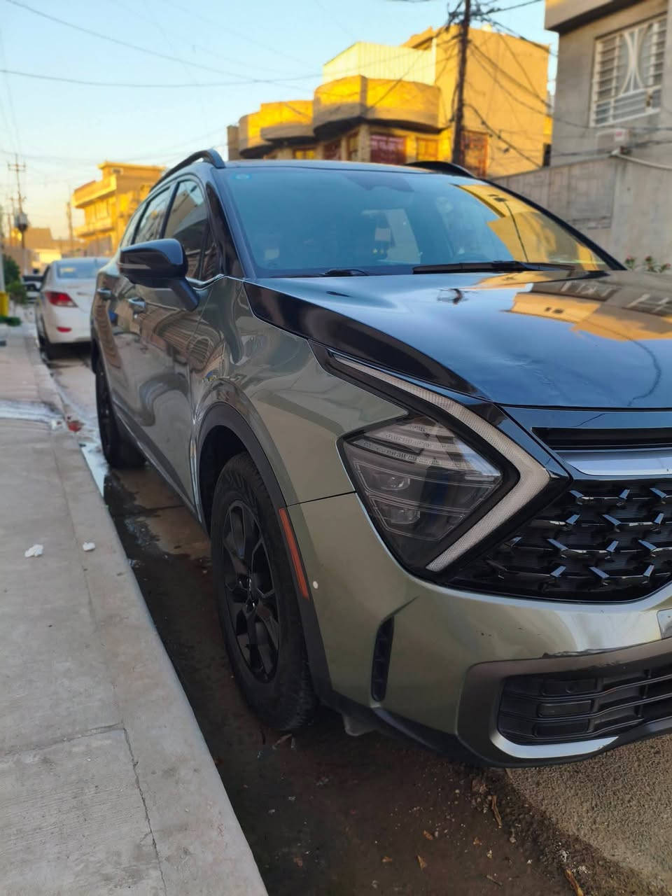 كيا سبورتاج إكس-برو (Kia Sportage X-Pro) الفئة المخصصة للطرق الوعرة،  مع وضعيات قيادة مخصصة. تميز بهيكلها الرياضي
نوع المحرك: 4 أسطوانات سعة 2.5 لتر (تنفس طبيعي).القوة: 187 حصاناً. عزم الدوران: 243 نيوتن متر 

ناقل الحركة: أوتوماتيكي من 8 سرعات.

نظام الدفع: دفع رباعي قياسي (AWD) مع نظام قفل 

عجلات رياضية (ويل) باللون الأسود المطفي قياس 17 بوصة.

مصابيح أمامية وخلفية مميزة بتقنية LED.

نظام تعليق مرتفع ومعزز لتحمل الطرق الوعرة والغير معبدة.

سقف باللون الأسود ) وزجاج بانورامي. 

مقاعد من الجلد الصناعي الفاخر مع إمكانية التدفئة والتهوية.

مقاعد أمامية قابلة للتعديل كهربائياً مع دعم للقطنية.

شاشات عرض مزدوجة متصلة (لوحة العدادات ونظام الترفيه).

دعم كامل لتطبيقات الهاتف الذكي عبر أبل كاربلاي (Apple CarPlay) وأندرويد أوتو (Android Auto).

شحن لاسلكي للهواتف ونظام صوتي فاخر (مثل Harman Kardon).

نظام إضاءة محيطية ونظام تكييف هواء أوتوماتيكي ثنائي المناطق. 

كاميرات محيطية بزاوية 360 درجة لسهولة الركن والمناورة.

نظام التحذير من النقطة العمياء وتجنب الاصطدام الخلفي.

مساعد البقاء في المسار ونظام تثبيت السرعة التكيفي.

نظام الفرملة التلقائية في حالات الطوارئ مع رصد المشاة. 

حادث جاملغات ثنين وبنيد وباب السايق بالعراق

كيا سبورتاج إكس-برو (Kia Sportage X-Pro) الفئة المخصصة للطرق الوعرة،  مع وضعيات قيادة مخصصة. تميز بهيكلها الرياضي*********** اومراوس بكورلاشرط هايبرد السعر190وبيها مجال
