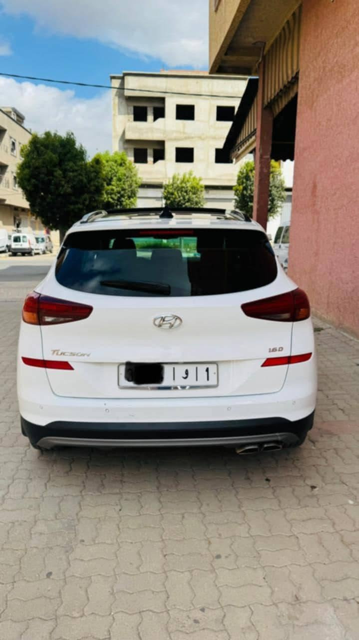 ---
*للبيع:+Hyundai+Tucson+Facelift+🚙*

*المواصفات:*
-+*الموديل*:+22/12/2020+Facelift+
-+*الكيلومتراج*:+150,000+كلم
-+*اللون*:+أبيض
-+*الداخلية*:+جلد+أحمر+Bordeaux+فئة+Executive
-+*المميزات*:+فول+أوبشن،+سقف+بانورامي،+شاشة+كبيرة،+
-+*الحالة*:+نقية+بزاف،+تبارك+الله
-+*الثمن*:+25+مليون+و+نصف+

*للتواصل*:+المرجو+التواصل+فالخاص+لمزيد+من+المعلومات+والصور الصويرة, المغرب


**إذا كنت صاحب هذا الإعلان وتريد حذفه لأي سبب، رجاءا أرسل رسالة إلى الدعم الفني**