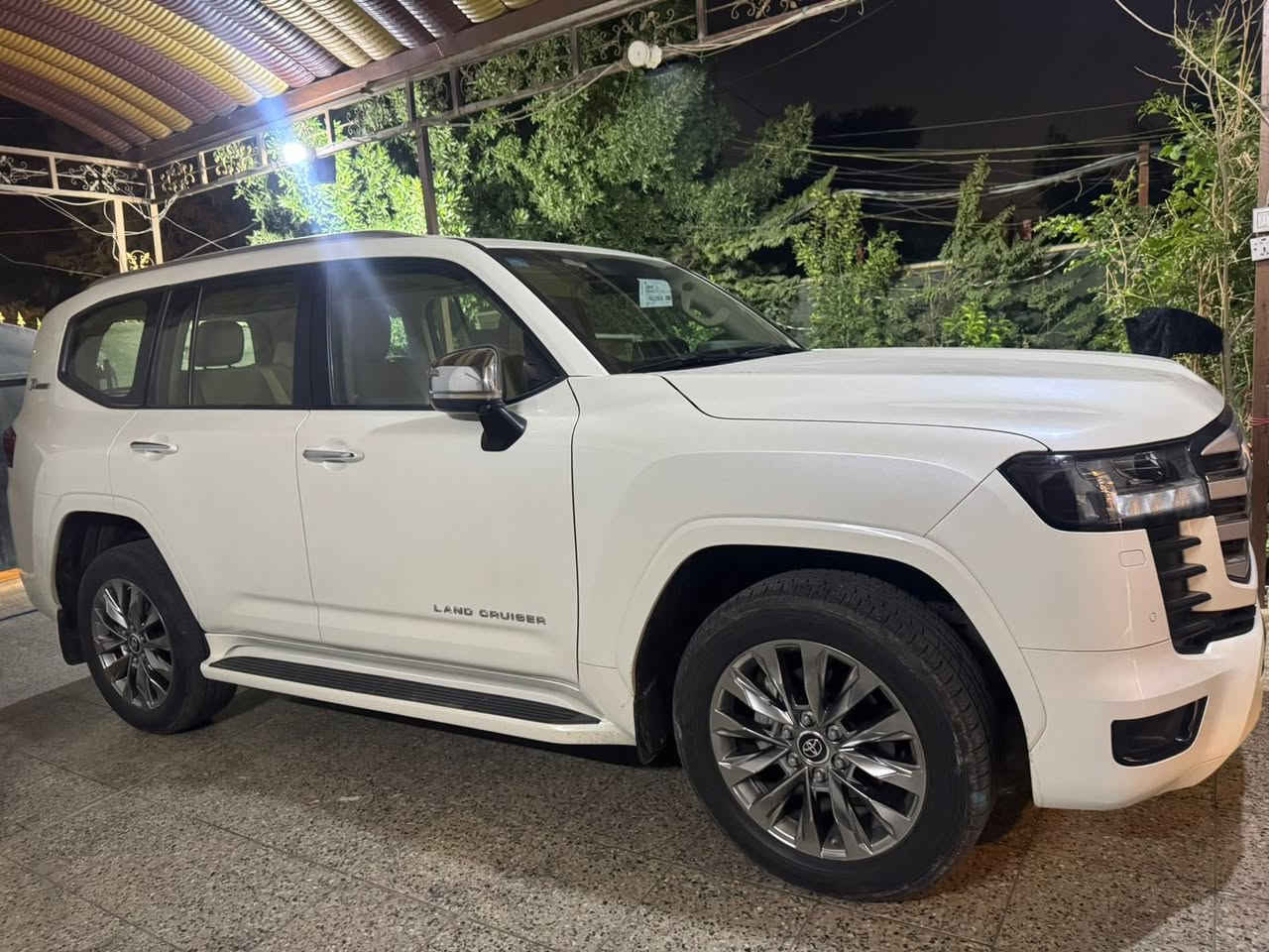 للبيع لاندكروزر  2022 SAS
ساز اصل  باب اول ام تطبيق 
ام الضمان 
‏‎عداد المسافه:44 الف كم حقيقي 
مواصفات :
جنطه خلفي كهرباء
سلايد(فتحة قمارة)

السياره شركه ساز باب أول  
‏‎ حجم المكينه 6 سلندر سياره قياده وشلعه صاروخ
شاحن لاسلكي
مري قلاب
زراك لايت
بكلايت LED
كشاف ضباب امامي LED
‏‎كراسي جلد  اصلي
تشغيل عن بعد 

مري كهرباء ‏‎
كامرة خلفية
ايرباك عدد8
‏‎#_تحكم_استيرن
‏‎استيرن صاج
كراسي كهربا عدد2
‏‎دواخل صاج
‏‎دفلوك
‏‎نظام قفل اكسل
‏‎نظام مساعد الدوران
‏‎نظام صعود جبل ‎
‏‎دوسات ليزرية كتابة LAND CRUISER
‏‎ثلاجة
 كير (عادي+اوتوماتيك)
‏‎
‏‎ حساس (امامي+خلفي)
‏‎لايت عدسة زنون
‏‎نظام تحكم بمستوى الضوء الخارجي(مستوى اللايت الخارجي)
‏‎مري كهرباء (شفط) AUTO 
هزة جديدة رقم جديد 
تحويل ثاني يوم 
السعر 637 $ وبيها مجال

  
 *********** 
بغداد العطيفية
