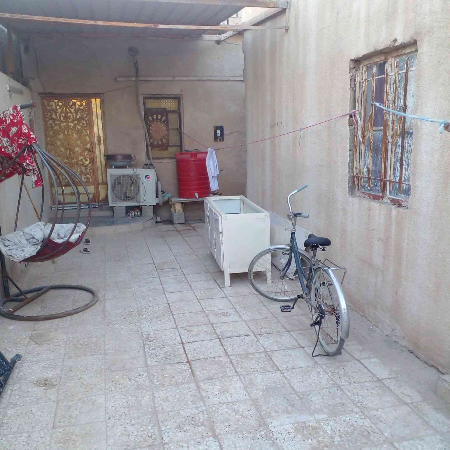 سلام وعليكم بيت مساحه 150 متر التنومه الصالحيه قرب سيد جابر بناء 2021 منطقه تبليط كهرباء ماء ناس مرتبه غرفتين صاله ديوان حمام خارجي داخلي حاليا المطبخ من ضمن الصاله بس مكانه موجود رباط ارضي درجه اولى رباط بس فوك الشباك والباب السقف سندويج وشغل مرتب للاستفسار ***********
