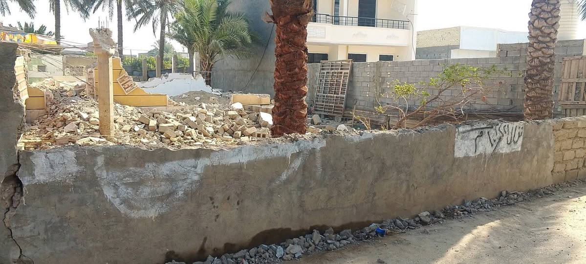 سلام عليكم قطعة أرض للبيع المساحة 450. متر 
الوجه 12 النزال 38 
كافة الخدمات ماء كهرباء تبليط انترنيت ضوئي 
الدورة هورحب خلف المدارس 
*********** واتساب ماسنجر 
السعر خاااص
