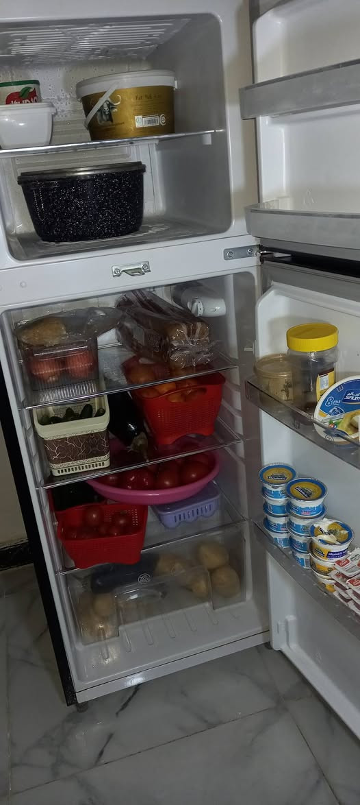 ثلاجة للبيع نوع بلسان حجم ١٤ قدم نضيفة جدا ماداخله تصليح ابد نضافة ١٠٠% السعر ١٧٥ وبيها مجال العنوان كوت انوار الصدر رقم الهاتف ***********
