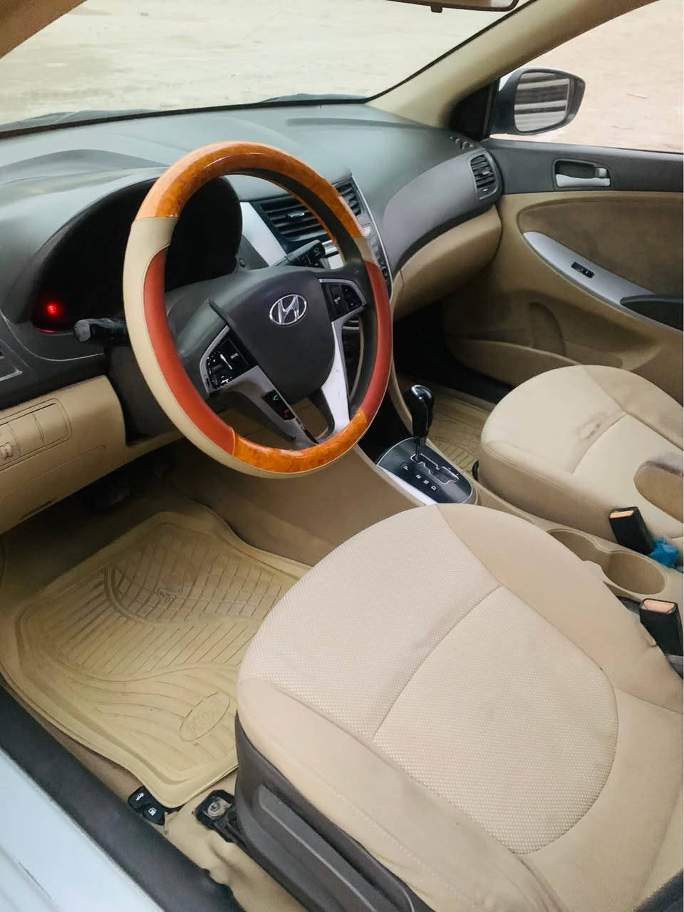 لبيع هونداي اكسنت موديل 2014 خليجي مكفوله من صبغ وتبديل فقط بارد بجاملغ لامامي مقدار شبر مكينه 1600 
فول مواصفات مكان سياره بابل 
السعر 113 
*********** حلة, بابل
