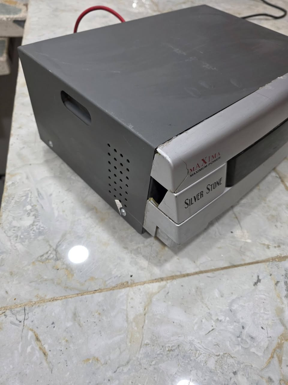 ​🔋 العاكسات العملاقة (نظام 24 فولت)​1. عاكس MAXIMA Digital 1500 (عدد 2)
القدرة: 1500 VA (يشتغل على بطاريتين 24V).
​المميزات: موجة جيبية نقية، شحن ذكي، أداء قوي جداً.
​💰 السعر: 110 ألف دينار فقط.

2
​🔋 العاكسات الاقتصادية (نظام 12 فولت)
​تشتغل على بطارية واحدة (12V)، مثالية للبيت (إنارة، شاشات، راوتر):
​2. عاكس Su-Kam Falcon
3. عاكس Power Tiger (Pure Sine Wave)
4. عاكس Subha Sapphire-825
​💰 سعر أي قطعة منها: 75 ألف دينار فقط.
​🚚 التفاصيل والإستلام:
​📍 الموقع: ميسان (العمارة).
📦 التوصيل: متوفر خدمة توصيل سريعة لجميع محافظات العراق بلا استثناء.
​الأجهزة مفحوصة وشغالة 100%، وبأسعار تنافسية جداً.
​للحجز والاستفسار: يرجى المراسلة على الخاص


**إذا كنت صاحب هذا الإعلان وتريد حذفه لأي سبب، رجاءا أرسل رسالة إلى الدعم الفني**