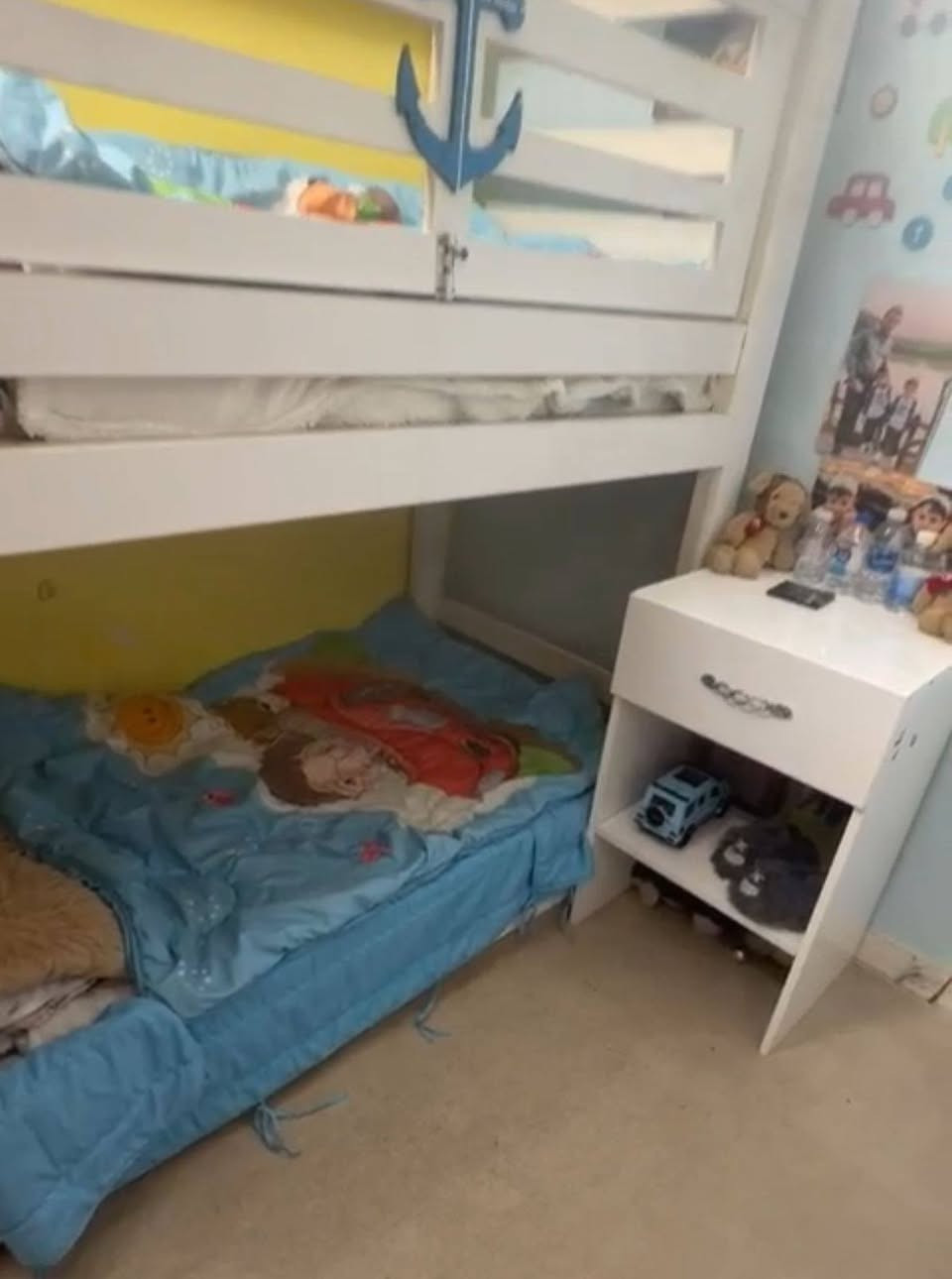 جرباية طابقين مال اطفال العمر لل١٠ سنوات واكثر هم تتحمل وقوية وتوصاه الخشب MDF وتتحمل الحد ١٠٠ كيلو والطابق الفوك بيه قفل وجكات علمود الطفل ليوكع امان اكثر ووياهة ميز تواليت ٤ مجرات ومراية وميز الصغير وكلش جديدة شخط مابيهة والمكان شارع فلسطين والسعر اتصل او تراسلني وتساب وتدلل ***********
