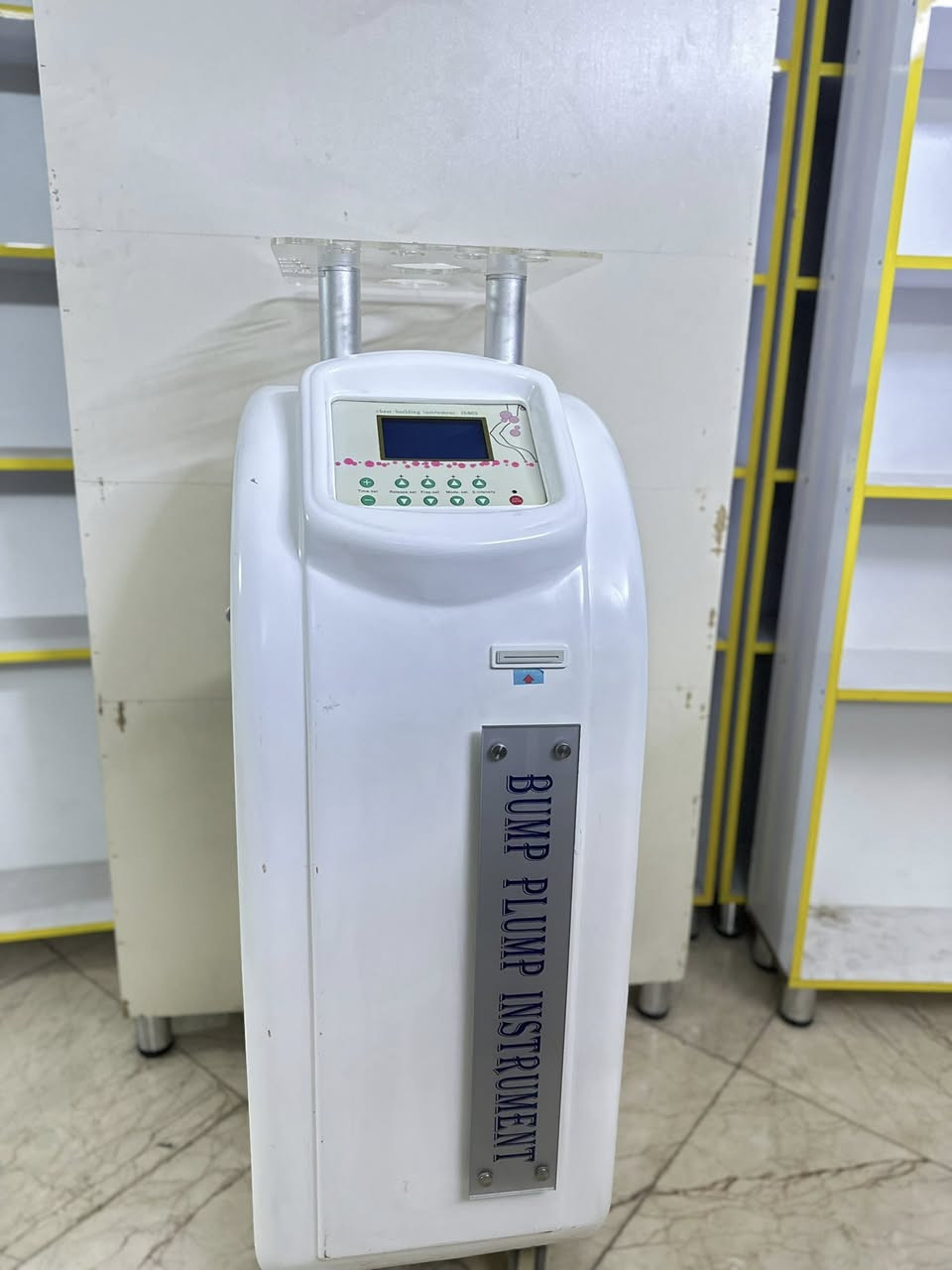 السلام عليكم
متوفر عندي جهاز نحت جسم  للبيع وهذه تفاصيله مع التقدير 💐

🔥 جهاز BUMP PLUMP الأصلي – فرصة ذهبية لمراكز التجميل 🔥

إذا تريدين تضيفين خدمة مربحة وسريعة النتائج داخل مركزج…
هذا الجهاز هو الحل 💎

✨ جهاز تكبير وشد الصدر ورفع الأرداف بتقنية Vacuum Therapy
✨ نتائج تبين من أول جلسة
✨ شد فوري + امتلاء طبيعي
✨ تحفيز الكولاجين والدورة الدموية
✨ جلسات سريعة وأرباح عالية

⸻

💡 ليش هذا الجهاز مهم لمركزكم ؟

✔ يضيف خدمة مطلوبة جداً بالسوق
✔ الزبونة ترجع أكثر من مرة
✔ أرباح الجلسة ممتازة
✔ بدون جراحة وبدون ألم
✔ سهل التشغيل

⸻

⚙️ المواصفات:

🔹 شاشة تحكم رقمية
🔹 ضبط الوقت والشدة
🔹 أوضاع شفط متعددة
🔹 نظام ضغط هوائي احترافي
🔹 تصميم ثابت على عجلات
🔹 مناسب للصالونات والعيادات

⸻

📈 استثمار مربح:

جلسة وحدة سعرها بالسوق من 40–75$
يعني الجهاز يرجع سعره خلال فترة قصيرة جداً 💰

⸻

💎 الجهاز بحالة ممتازة وجاهز للعمل

📞 للاستفسار تواصل على الواتس فقط رسائل مع الشكر 
***********
