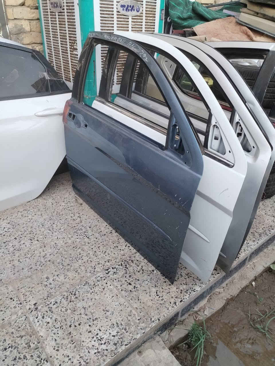 السلام عليكم تحيه للادمن حبايب گلبي وصلتنه أبواب سي ٢٠٠ وافنجر ودارت قديم وحديث النضافه گدام العين وياله مال فول صناديگ مكينه جام وعندي جام وقفاله ويدات خارجيه وداخليه وبطاين مكاني ديوانيه ***********
