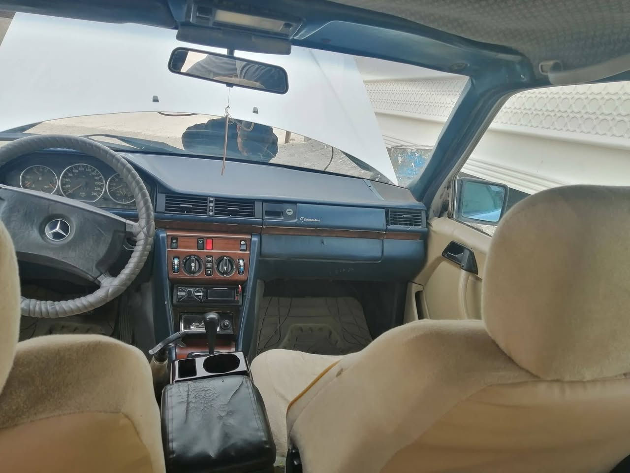 السلام عليكم
مارسيدس دب إستيشن أبيض موديل٨٧ رقم بغداد دولي إنكليزي باسمي سنوية ما نافذة مكينة وكير بطة ٢ونص  الكير بيه تأخيرة بالنمرة الثانية ما أعرف شنو السبب، تبريد شغال حدادية زينة .. تخم تاير  و 5 ويل كب كهربائياتها شغالة دواخلها حلوة قواعد الدبلات وحدة معمرة ووحدة سليمة 
مكان السيارة العمارة 
السعر ٣٨ ومجالها بسيط جد 
الهاتف ***********.
