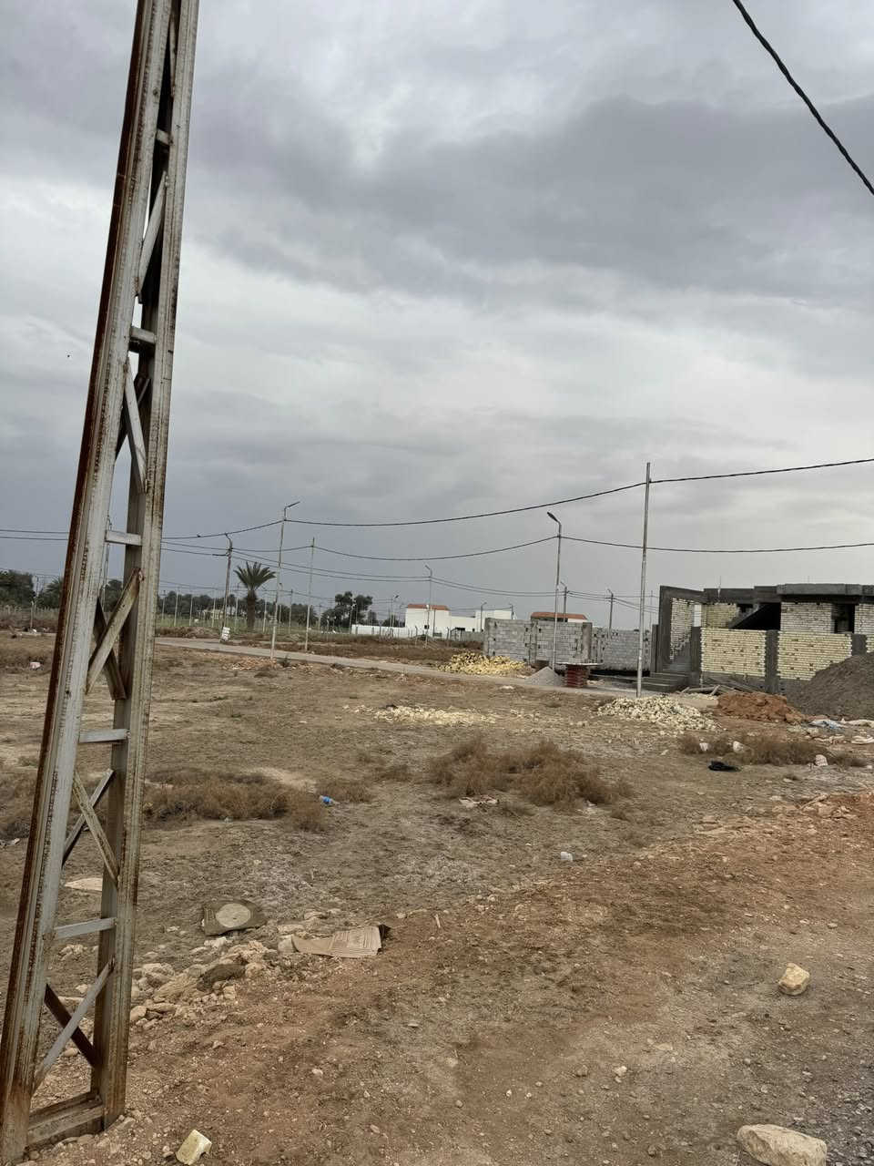 قطعه 100م بصف الرُكن
مُربعه واجهه 10 ونزال 10
المَوقع 📍: طريق السنيه السياحي مُجمع توحيد الثاني بالبلوك الأول
الخدمات : شارع 10 متر وماء وكهرباء 
للأستفسار اكثر التواصل خاص أو على الأرقام التاليه
***********-***********
