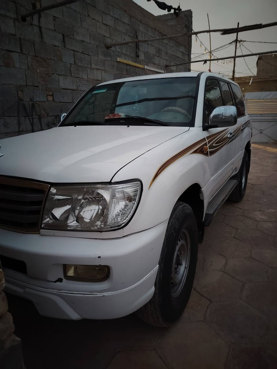 سلام عليكم سيارة لاندكروز مديل 2003 صبغ أحزام وتبديل قطعة جاملخ امامي فقط جنطة محدثة 7 رقم انكليزي بسمي سيارة مال بيت ونضيفة  كير عادي تفع 4٪4 مكينة 6 مكفولة كفالة عامية كير ومكينة سعر 130 وبيه مجال قليل ***********/==***********
