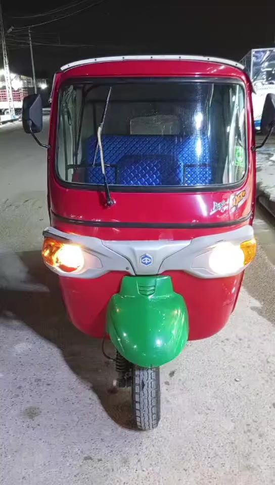 السلام عليكم تيك توك بياجو موديل 2022 اوراق كامله اصولي 10 تخم تاير جبلي تخمويل كهربائيات كلها شغاله لا تنقيص ولا تبخير تيك توك جديده بلادي لا ضربه ولا صبغ ولا معجون مثل ما موضح بالفيديو التوك توك على نظام الشركه كل شيء ما ناقصها تخاف من عيون الناس لا تشتريها مكان بغداد للاستفسار ***********
