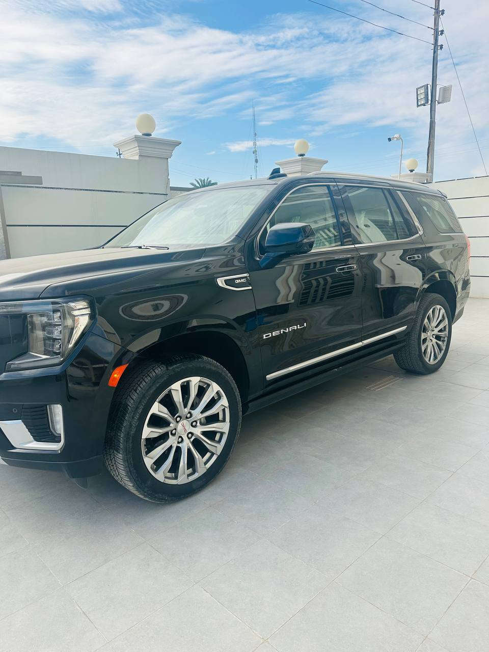 سلا عليكم البيع جمسي دنالي موديل 2023  مكفولة كفالة عامه حته من شخط  ماشيه 23  مغلفه بي اف اصلي رقم بغداد بسمي شخصين  سياره فول مايحتاج ذكر مواصفات مكان سياره بغداد تاجي رقم الجوال ***********
