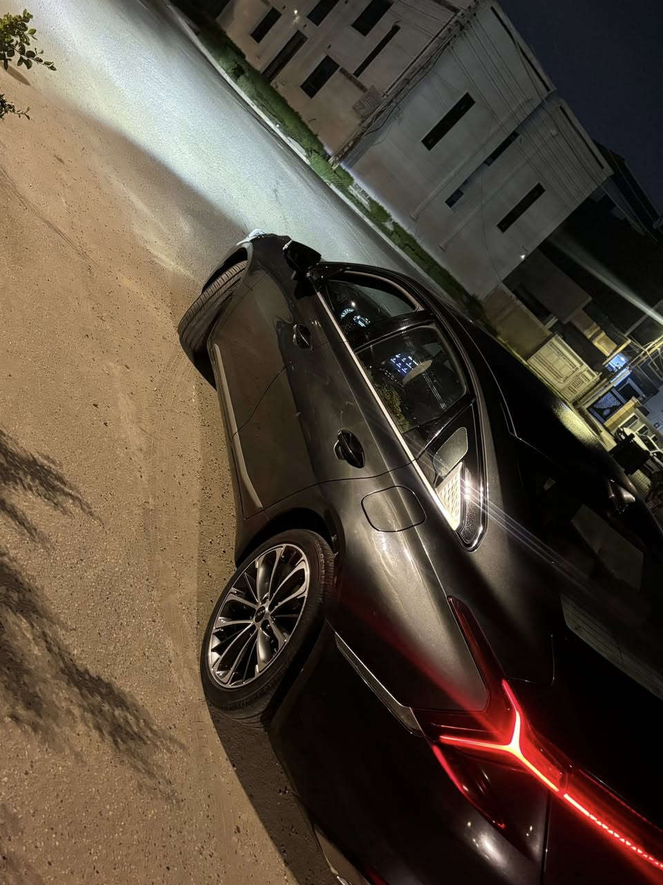 السلام عليكم
كيا كادنزا k8 للبيع 
موديل 2024 السيارة زيرو ماشية 11 الف كيلو 
وارد كوري بانزين محرك 2500تنفس طبيعي بانزين عادي بدون دوانز
 السيارة فول 1/1 فقط عدى الفتحة مواصفاتها 
تبريد تدفئة كشنات امامية خلفية 
دتچال عداد كيلو متر مع الردايو بالجامة الامامية
هيتر ستيرن 
اوتو هولد 
درايف مود ايكو نورمل سبورت 
انارة داخلية دشبول مع ابواب السيارة مثل ماوضح بالصور انارة شركة مو عمل 
مري شفط 
نقطة عمياء وكامرات 360 درجة مع الرادرات
تشغيل عن بعد مع D و R عن طريق البصمة 
شحن لاسلكي مع مروحة
كشنات حاضنة بالمود السبورت 
الكراسي السايق والسكن كهرباء وكل الوضعيات 
خزن ميموري 
وباقي المواصفات معروفة مايحتاج تنذكر 
السيارة مامرقمة وتترقم جميع محافظات العراق 
السيارة حادثها فقط دعامية امامية من جوة وتبدلت نفس لون السيارة لا شاصي ولا بدنة ولا براكيت فقط الدعامية وبيها مكانين بارد رصعتين اثر نقل وصبغتهن ؏ الرصعة حتى السيارة متنشز بالتكحيل 
سعر السيارة 215$ وبيها مجال للطيبين
الرقم ***********
*********** واتساب 
مكان السيارة بغداد حي الاعلام.
