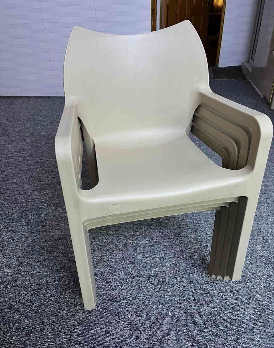 للبيع المستعجل 
كراسي حديد مصبوب بلاستك جدا قوي وكبير الكرسي ب١٠ 
الطبله كبيره متر ونص بيه كسر صغير ب١٥ 
التنور كبير ب٣٥ 
العربانه نضيفه وكبيره ب٥٠ 
كرسي الاطفال ب٥ 
مدات ثقيل حفر تركي ثلاث امتار ب٣٠
كارتونه شي ان مليانه ب٢٠ 
مكاني جسر ديالى الجديد الكرغوليه السايد الواحد


**إذا كنت صاحب هذا الإعلان وتريد حذفه لأي سبب، رجاءا أرسل رسالة إلى الدعم الفني**