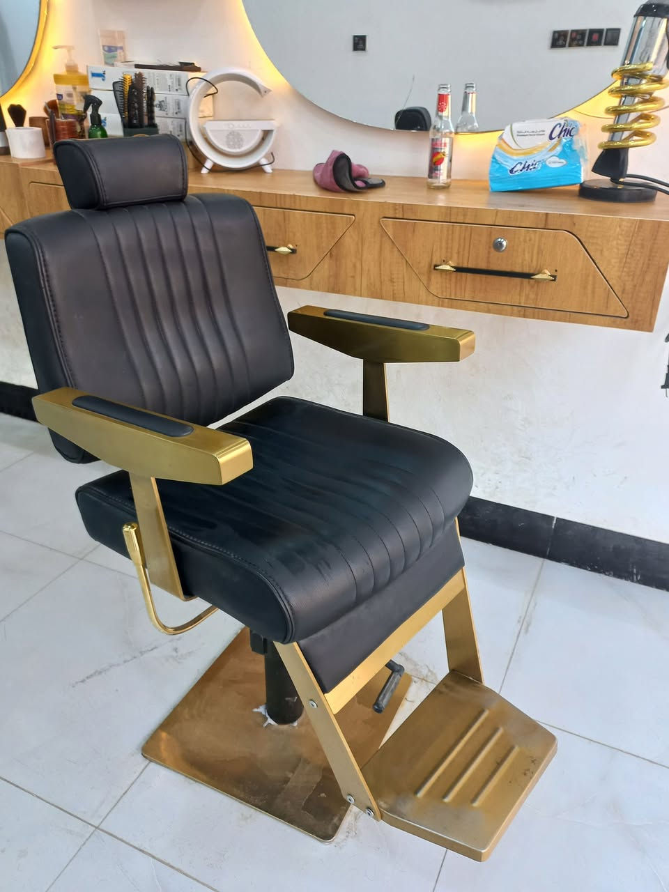 السلام عليكم محل حلاقة جاهز للبيع الشراي يتفضل ***********
