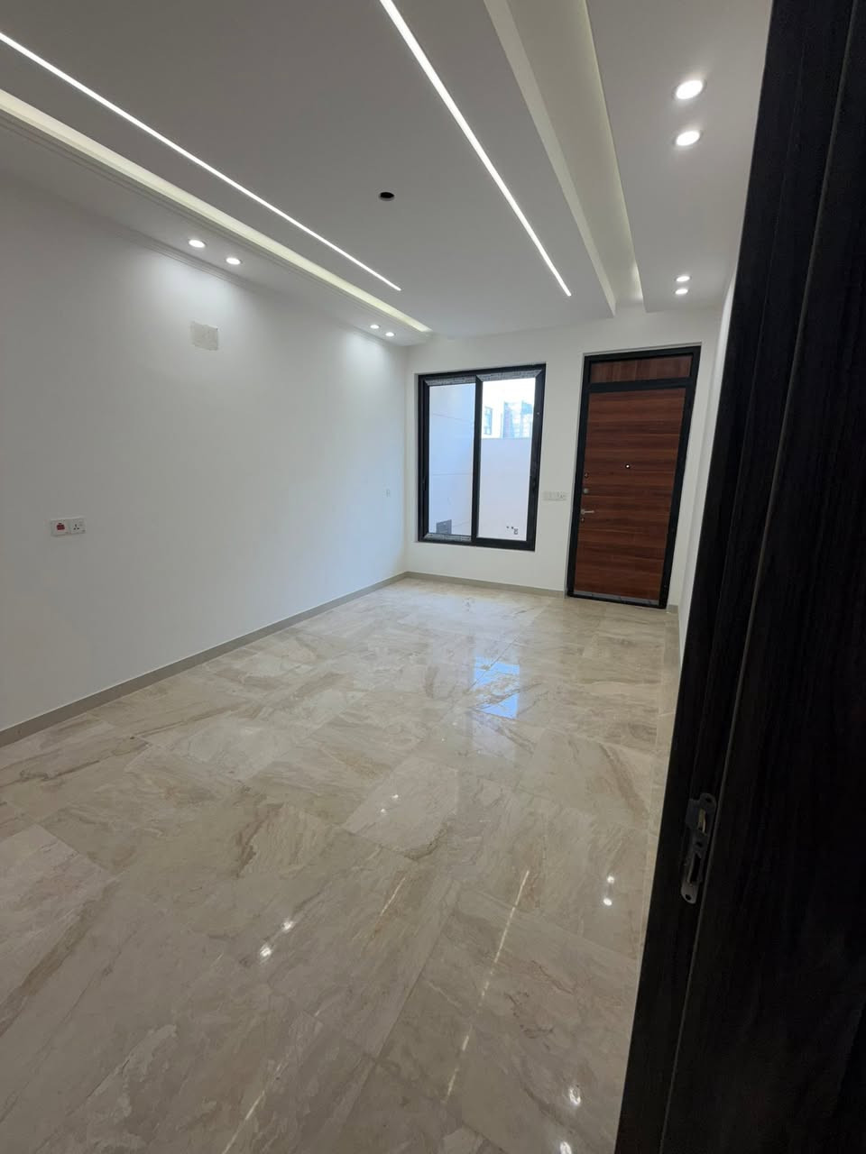 ✋🏼 زبائننا الكرام للبيع دار سكن 
💫سنه البناء 2026 درجه اولى

🔺المساحة : 127/5  متر ( ملكي )

🔻الواجهة: 5م      🔻النزال:25/5 م.

🚴‍♀️الشارع 15 م مع رصيف 4 
📦 المنزل فارغ حالياً - جاهز للسكن فوراً
🤚
✅ واجهة مرمر بتصميم حديث
✅ أرضية مرمر
✅ محجر ألمنيوم جام درجة أولى
✅ شبابيك ألمنيوم سلايد مقطع ممتاز
✅ جدران سيراميك ألواح
✅ أبواب داخلية صار ماليزي- أحدث تصميم
✅ أبواب خارجية قاصة
✅ ديكورات داخلية ابروفايل

🤚تفاصيل العقار

🔸 الطابق الأرضي:
  مدخلين + صاله ضيوف 
+مطبخ + صاله عائله+ غرفه نوم سويت + شلال داخلي

🔸 الطابق الأول:
3 غرف نوم (منها غرفتين سويت) + خدمات

🔸 الطابق الثاني:
بيتونة + سطح أمامي وخلفي
 
📍موقع الدار بغداد حي البنوك  ( مربع الكنيسه )

المكتب مفتوح من🕔9 صباحاً لغالية 🕣11مسأآ🔔
_____________________________________
للاستفسار مراسلة الصفحة
او الاتصال 

☎️***********

متوفر واتساب📞 او مراجعة⭕ .( السالم للعقار )  

📍 عنوان المكتب: حي البنوك شارع الكنيسه
