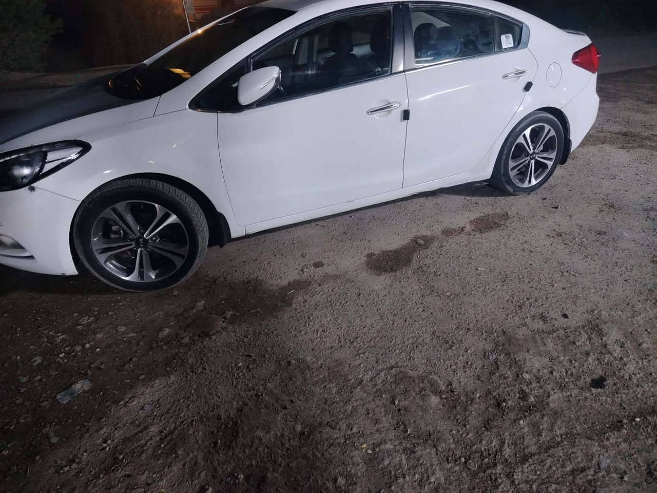 سيراتو ٢٠١٤ رقم بغداد جاهزه ونظيفه مكينه كير مكفول من ظربه وطخه عد قطعه صبغ جاملغ امامي شخط مصبوغ سياره جاهزه *********** سياره وراد خليجي
