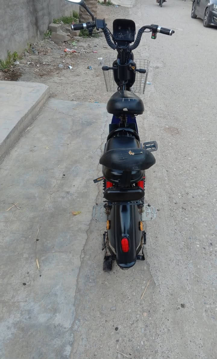 السلام وعليكم بايسكل شحن للبيع بطاريات جدد السعر 190 وبي مجال الاتصال على الرقم ***********
