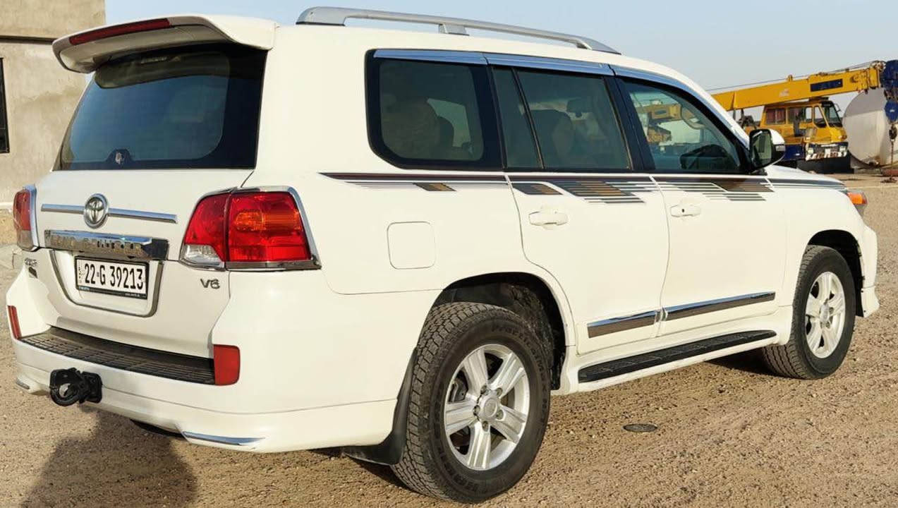 السلام عليكم ورحمة الله وبركاته

للبيع – تويوتا لاندكروزر GXR
📌 موديل: 2014 
📌الرقم أربيل    السيارة باسمي شخصياً

🔧 المواصفات:
 • المحرك: V6
 • الكير: أوتوماتك
 • الدفع: رباعي 4WD
 • بصمة تشغيل
 • ثلاجة
 • تبريد قطعتين
 • شاشة
 • كاميرا
 • مانع انزلاق
 • إشارات بالمرايا
 • فتحة سقف 

 
 🔸 السيارة كلش نظيفة وما بيها أي نقص 
 🔸خالية من العيوب
 
 🔸 مكفولة من الضربة لكن قطعتين صبغ بسبب رفع السبير التعليك الخلفي  

#بغداد - صليخ 600
 
📞 للاستفسار:
*********** بغداد, العراق
