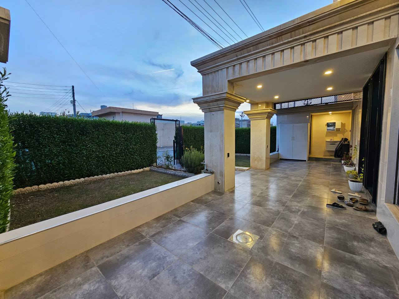 🏡 بيت VIP للبيع في أربيل الجديدة (هەولێری نوي)
فرصة سكن راقية بموقع مميز وتشطيب عالي 👌
📍 الموقع: خلف مستشفى CMC
📐 المساحة: 200 متر
🛣 شارع: 20 متري
🔹 تفاصيل البيت:
4 غرف نوم واسعة
4 حمّامات
نظام تدفئة (شوفاج)
نظام طاقة شمسية
ستائر نوافذ خارجية أوتوماتيكية
مكنسة كهربائية مركزية
مطبخ حار + مطبخ بارد (صيفي وشتوي)
اتجاه ممتاز (شروق الشمس + قبلة)
كاونتر أنيق داخل البيت
💰 السعر: 260,000 دولار
🔄 يعادل: 26 شدّة + معاملات
📞 للتواصل واتساب:
***********
✨ بيت متكامل، موقع راقي، وجاهز للسكن فوراً.

#بيت_للبيع
#بيت_VIP
#عقار_للبيع
#عقارات_اربيل
#اربيل
#هەولێر
#هەولێری_نوي
#اراضي_وعقارات
#بيوت_فخمة
#بيوت_للبيع_اربيل
#استثمار_عقاري
#سكن_راقي
#بيت_احلامك
#عقارات_العراق
