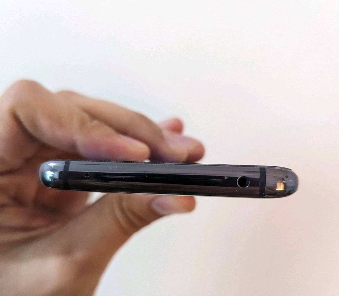 هواوي ميت 20 برو نظيف جدا مكفول 
ويا كارتونته فقط وحافظه السعر 250 الف 
مكاني النجف 